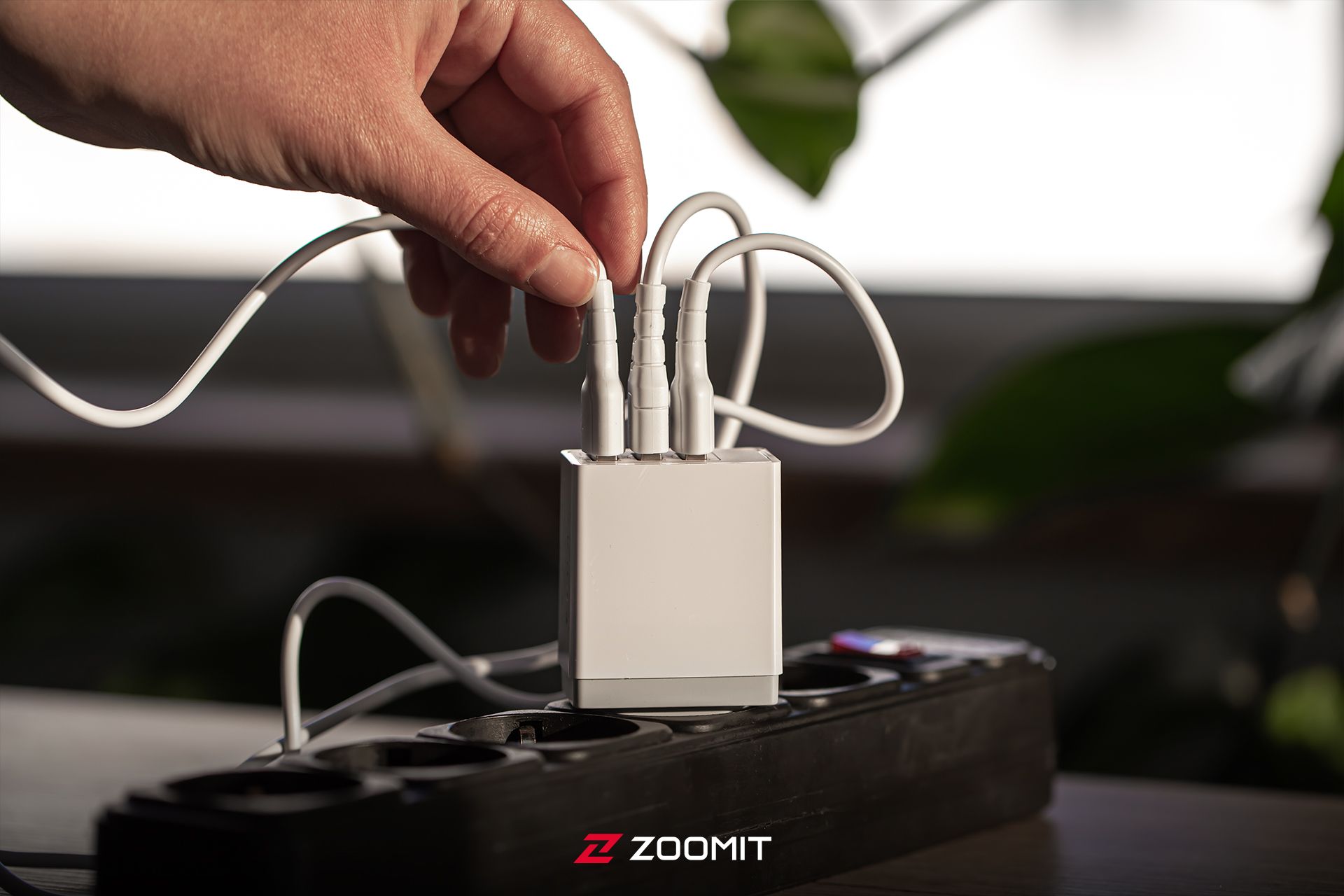 محافظ ولتاژ در حال اتصال به دستگاه‌های مختلف