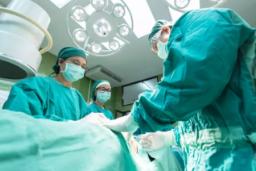 پزشکان برای اولین بار مغز جنین را درون رحم مادر جراحی کردند