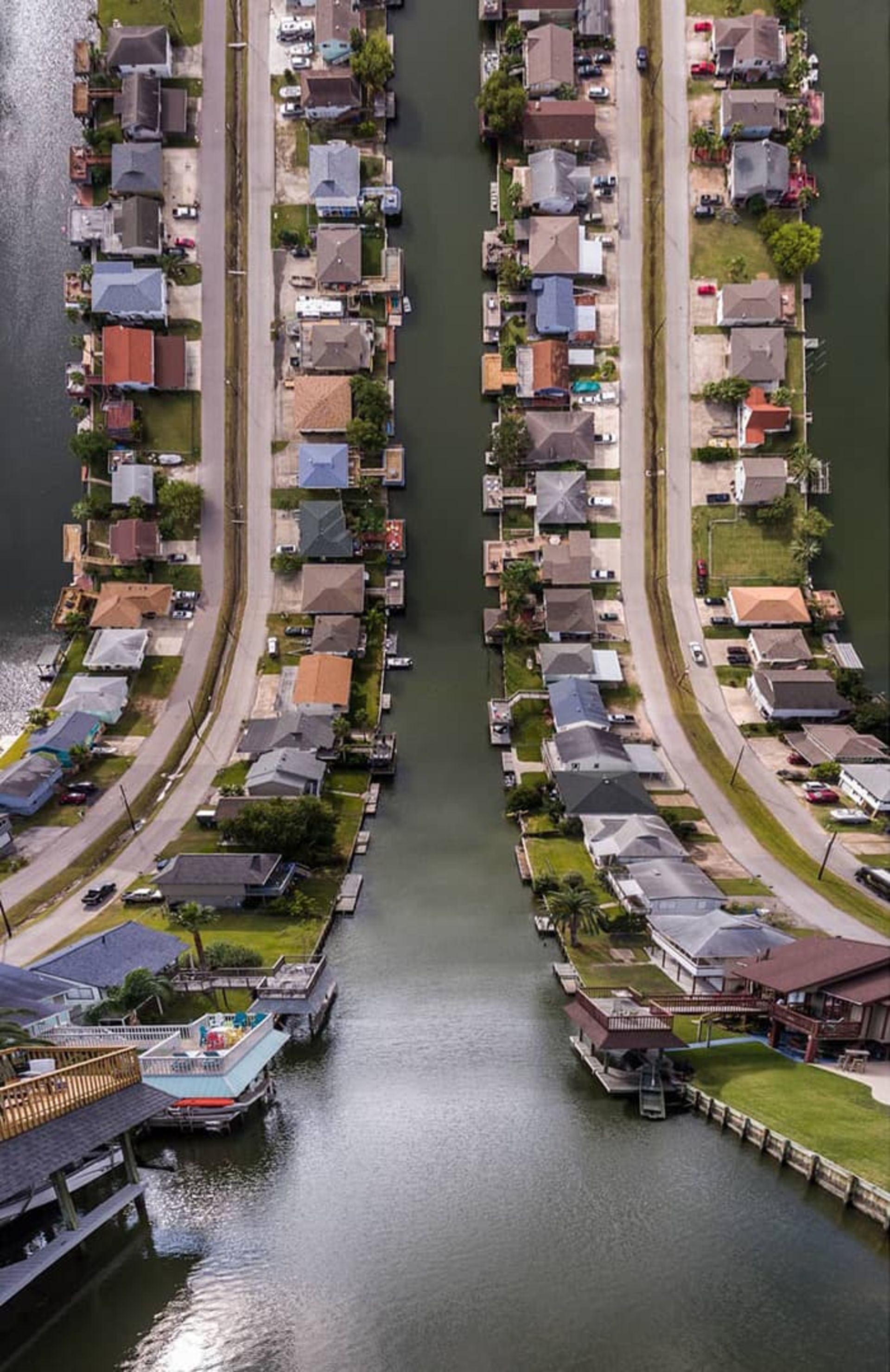 منظره سورئال ویلاهای کنار آب