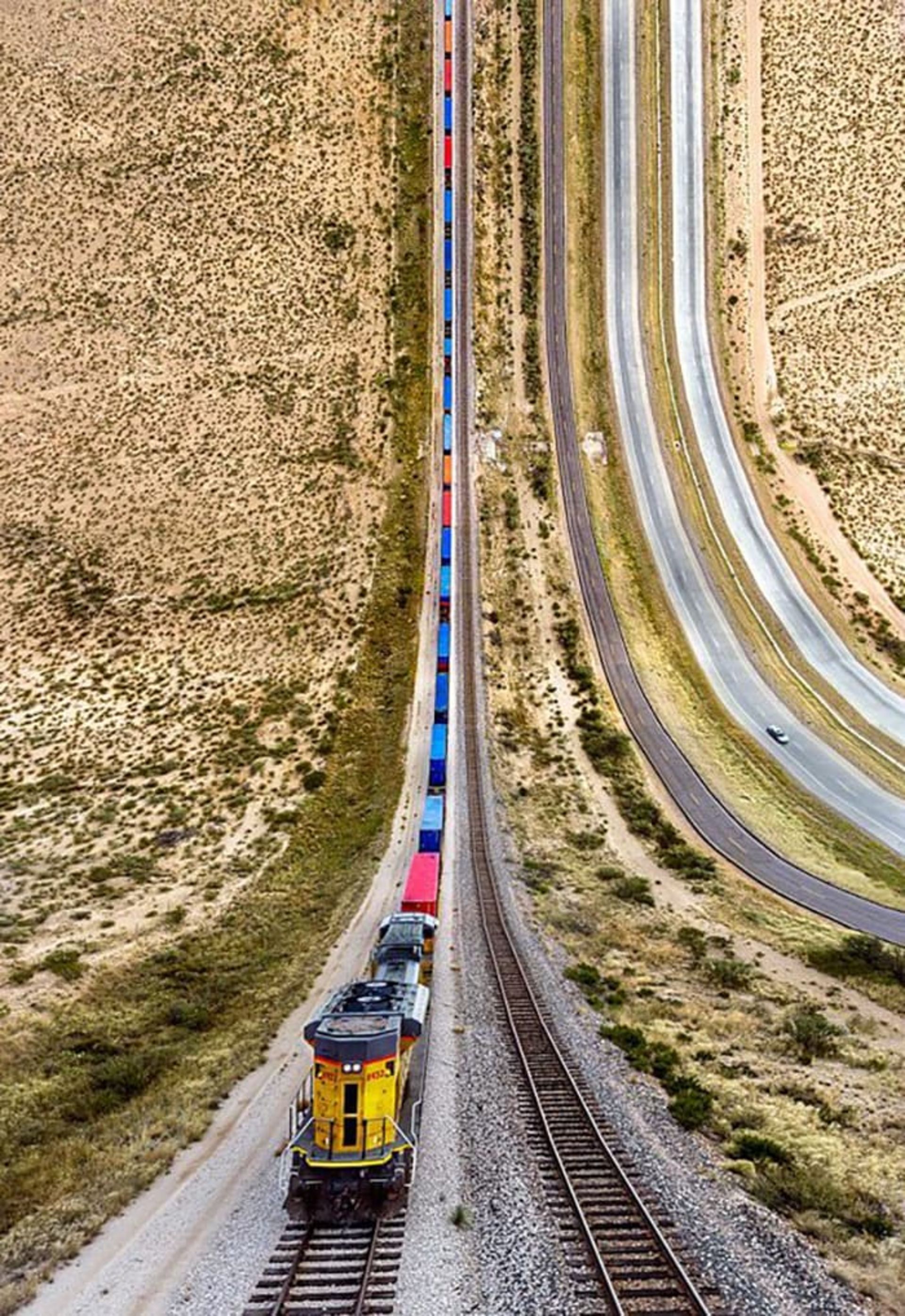 منظره سورئال قطار ریل