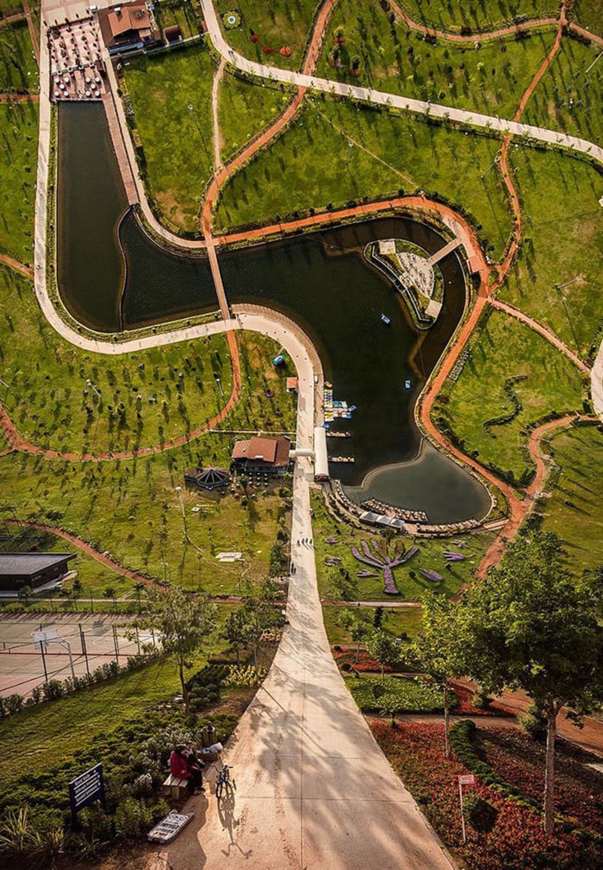 منظره سورئال زمین‌های سرسبز