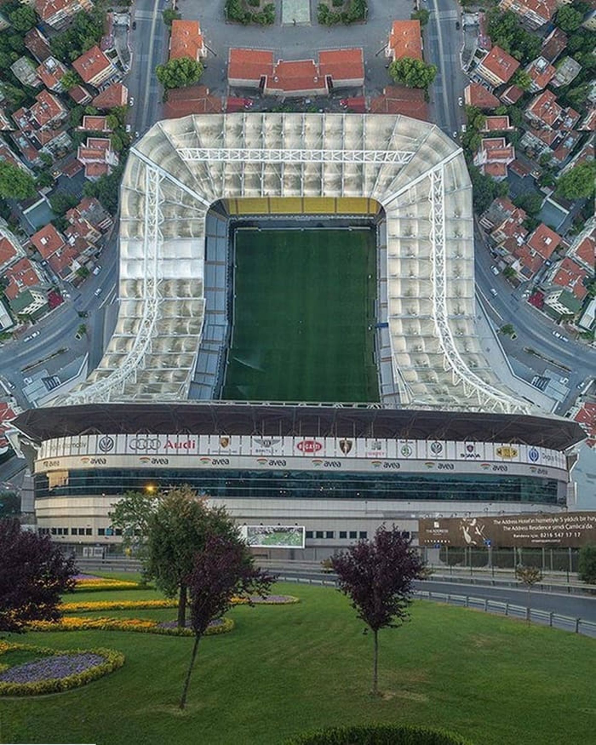 منظره سورئال استادیوم