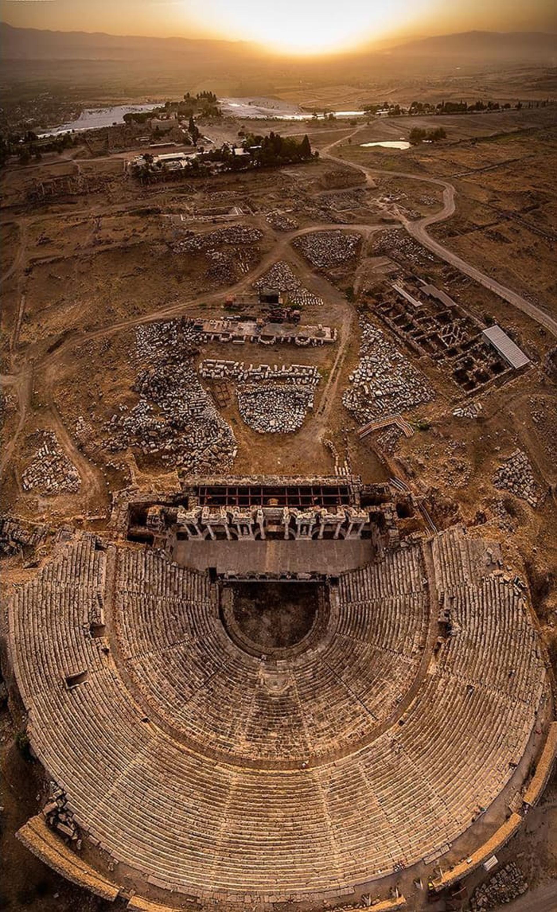 منظره سورئال ساختمان ها و زمین خشک