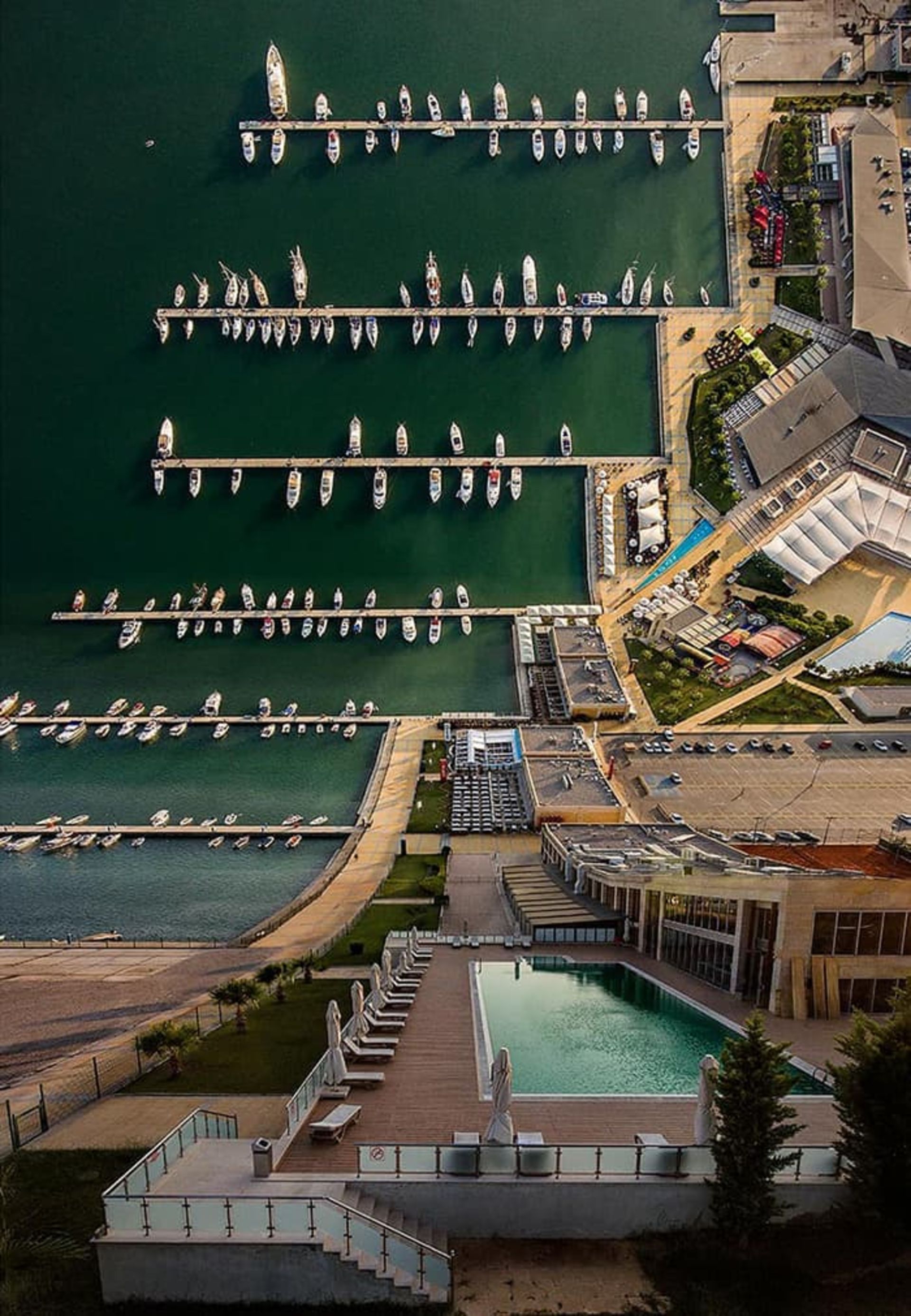 منظره سورئال قایق ها دریا و خانه ها