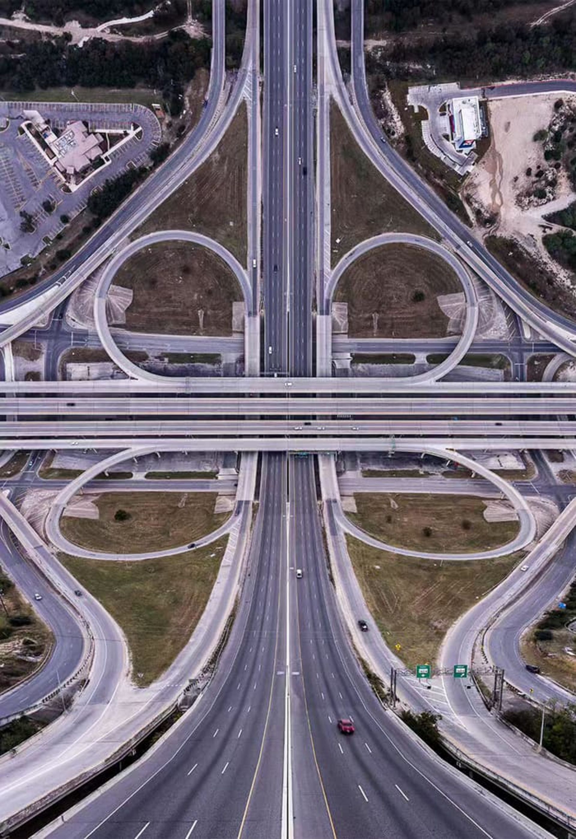 منظره سورئال راه و جاده‌ها و پل‌ های شهری