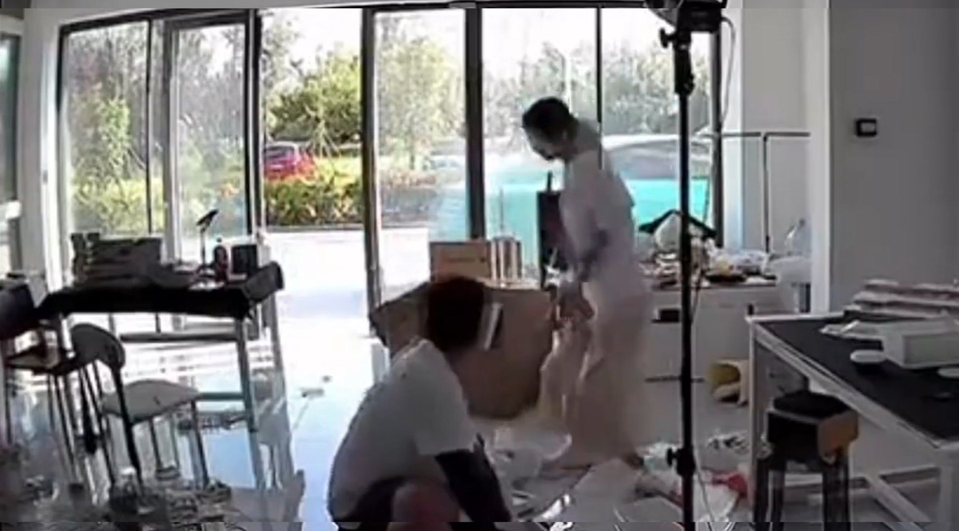 حرکت شیائومی SU7 بدون راننده از دید دوربین مداربسته