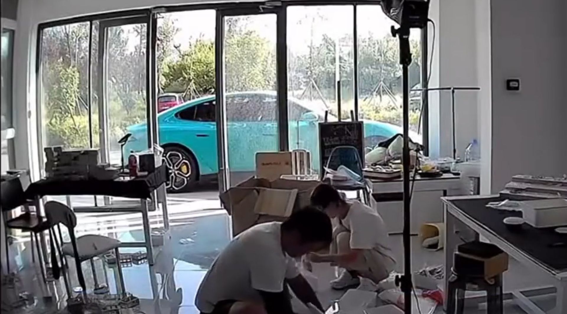 حرکت شیائومی SU7 بدون راننده از دید دوربین مداربسته