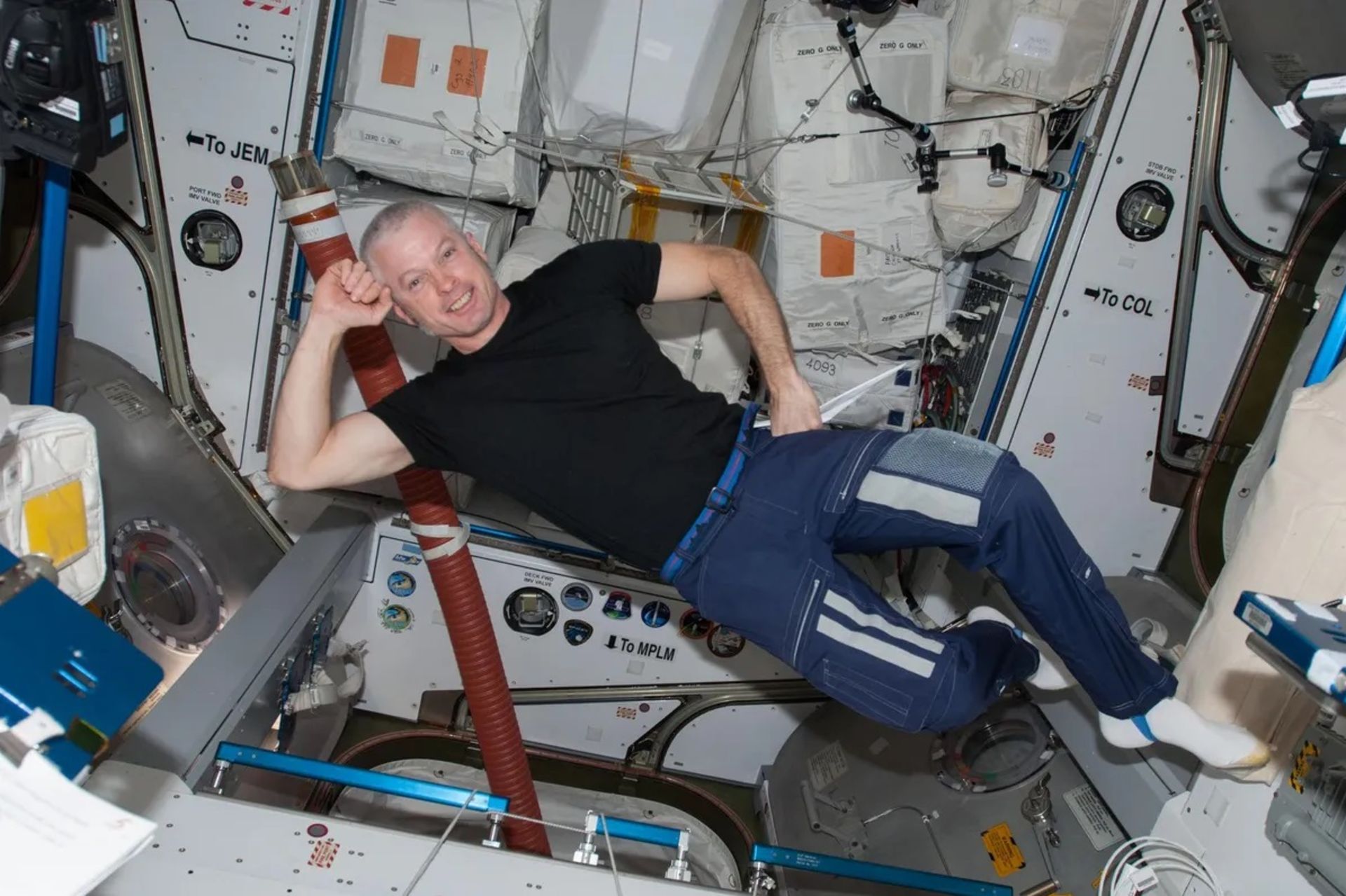 «استیو سوانسون» فضانورد ناسا با لباس‌های مقاوم در برابر بو