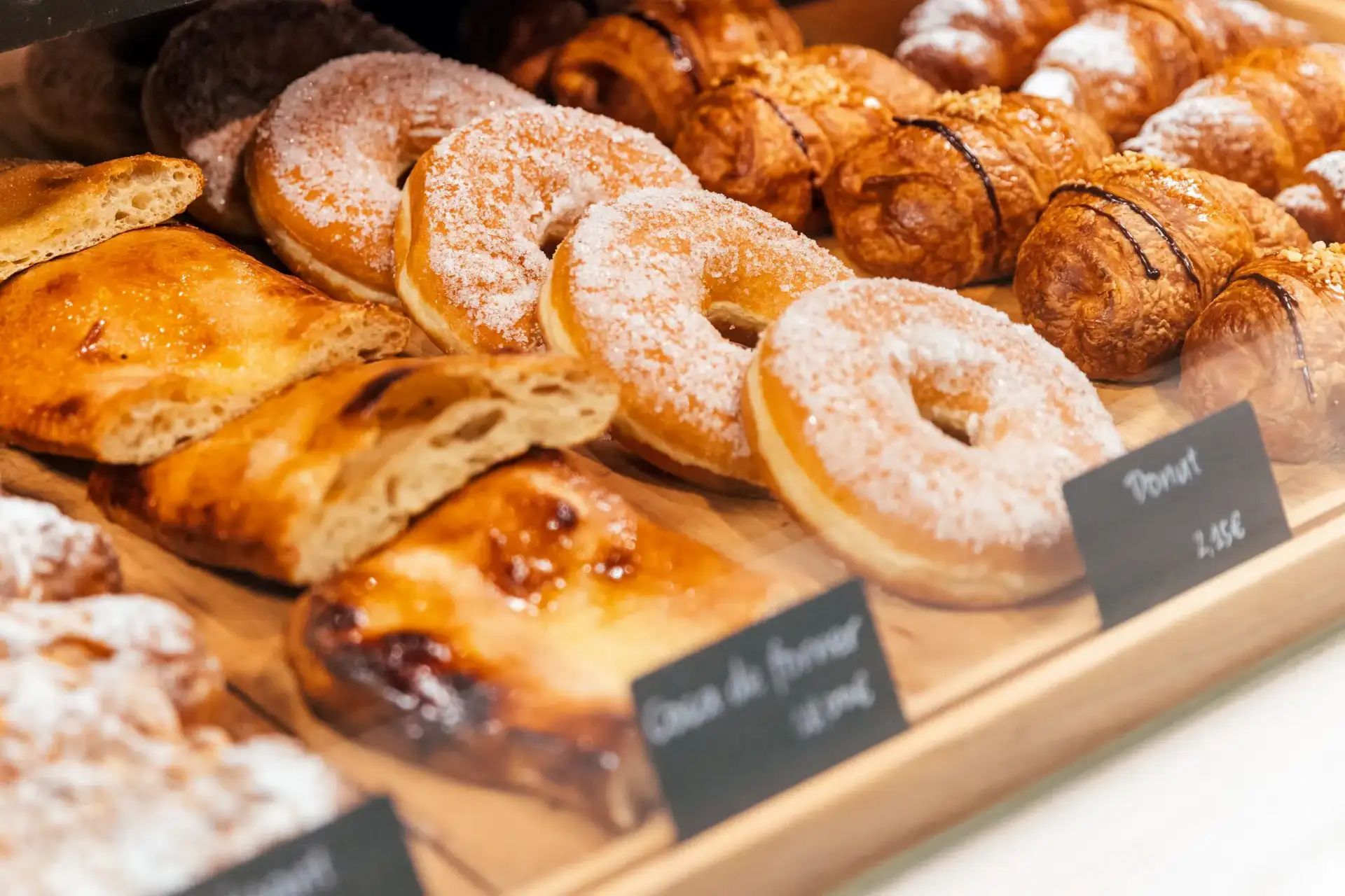 چند نان شیرینی در ویترین شیرینی فروشی