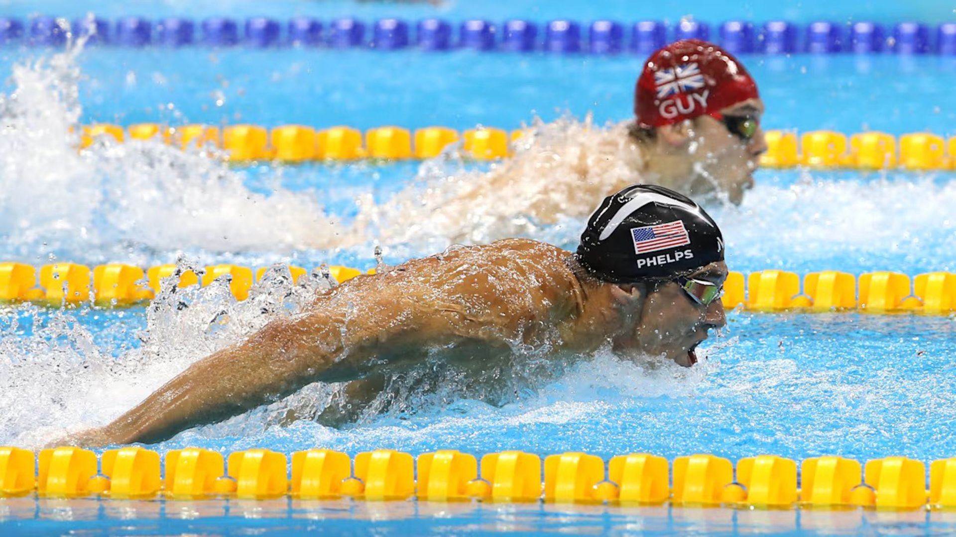 دو مرد در حال شنا در استخر المپیک