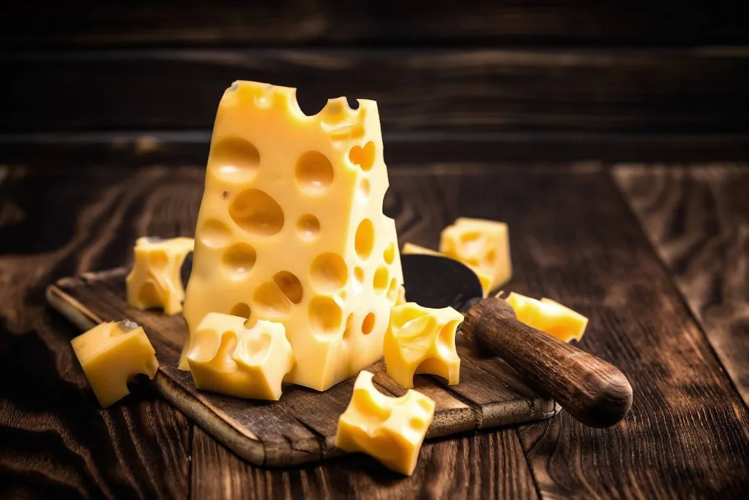 تا همین اواخر کسی نمی‌دانست چرا پنیر سوئیسی حفره دارد؛ چگونه معما بالاخره حل شد؟