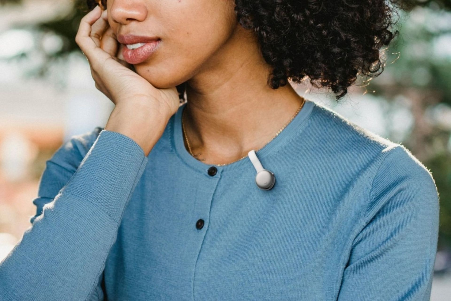 گجت SwitchBot AI MindClip روی پیراهن زن سیاه‌پوست