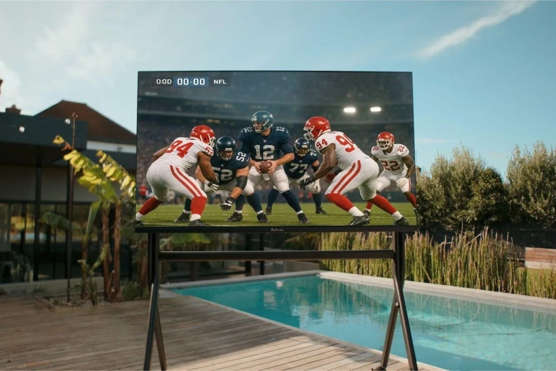 تلویزیون Sylvox در محیط بیرون کنار استخر