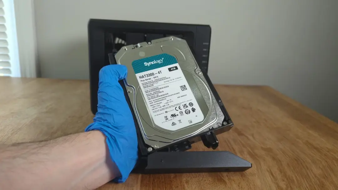 هارد اکسترنال سینولوژی (Synology) مدل HAT3300-4T در حال نصب در دستگاه