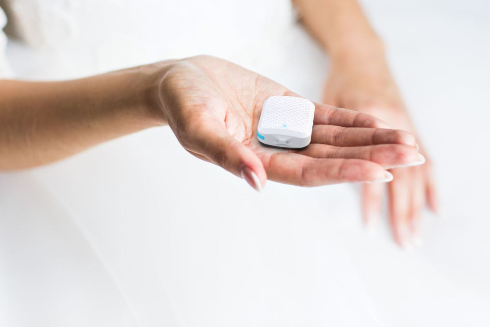 ردیاب موقعیت مکانی Tack one GPS Plus در دست 