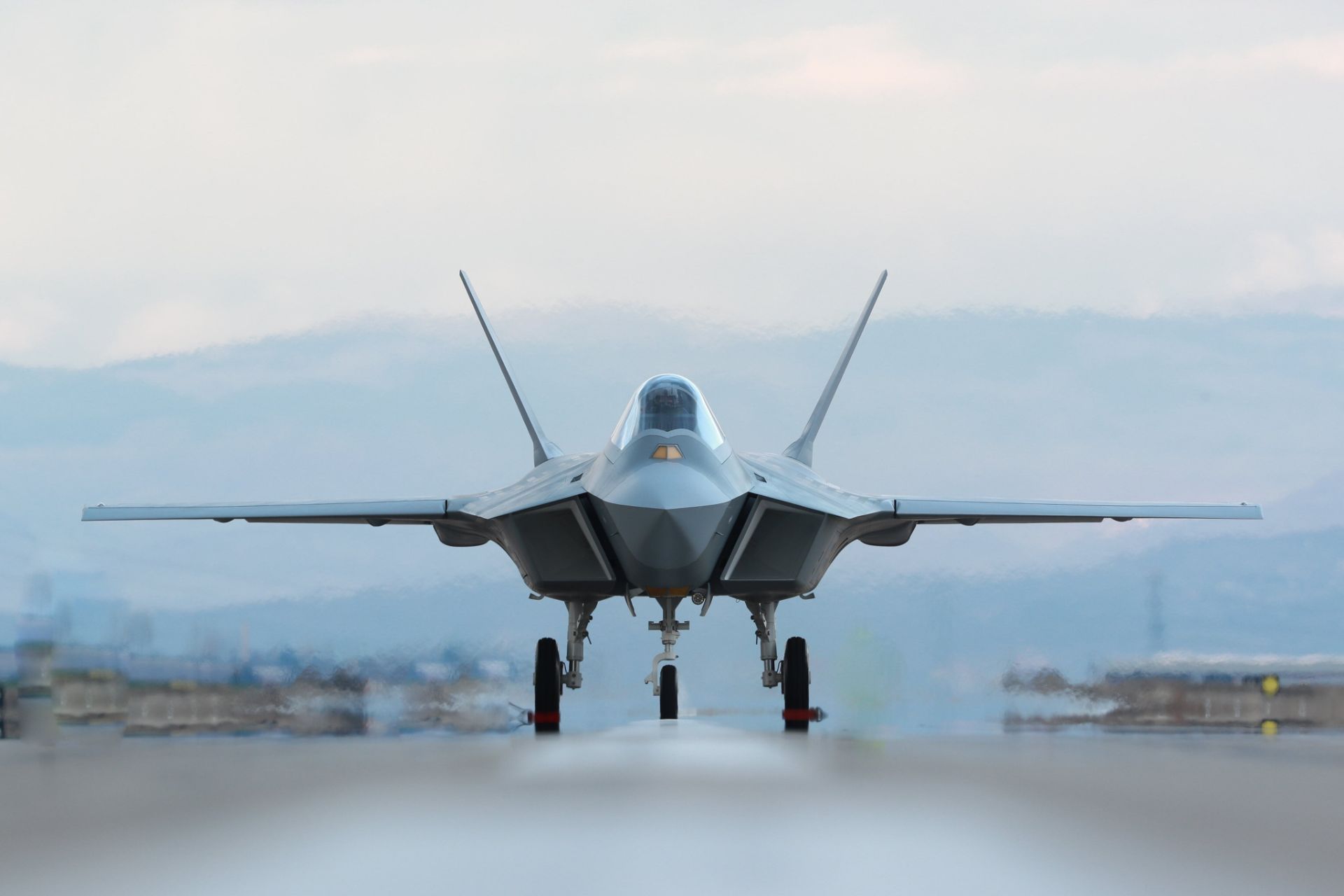 جنگنده‌ی کاآن در باند پرواز از نمای جلو