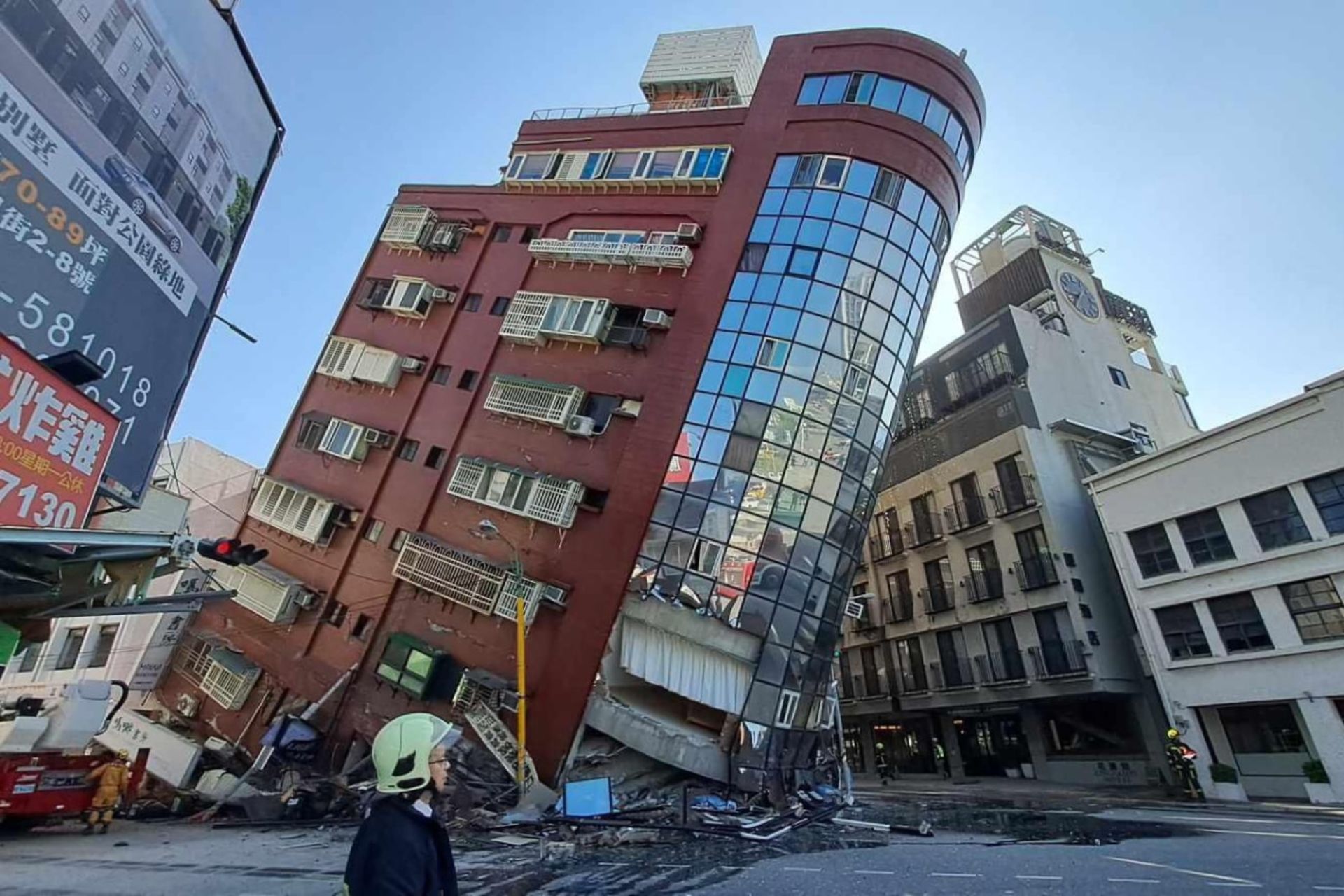 ساختمانی در هوالین تایوان که پس از زلزله ۷٫۴ ریشتری ۳ آوریل ۲۰۲۴ کج شد