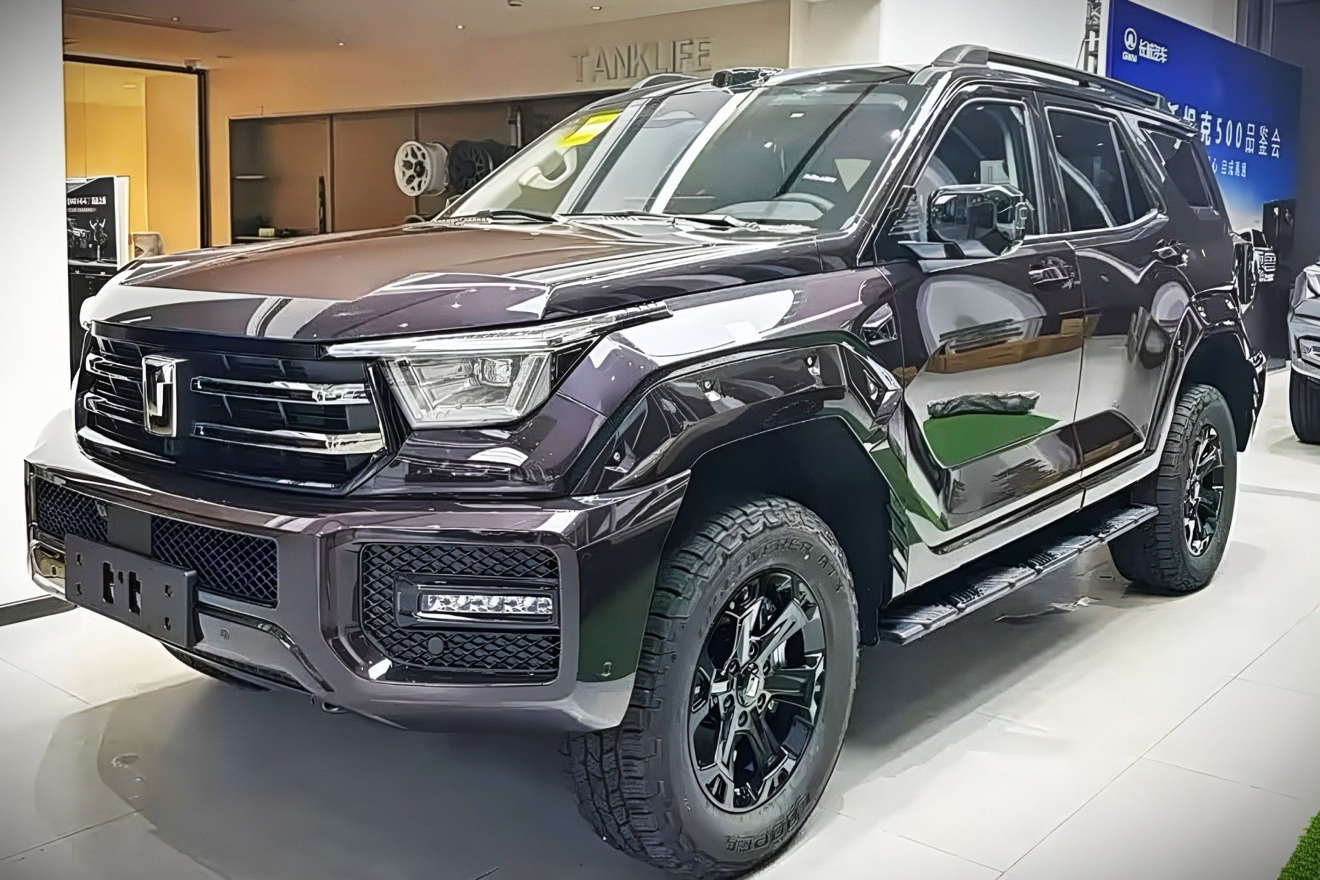 نمای سه‌چهارم جلو خودرو تانک ۴۰۰