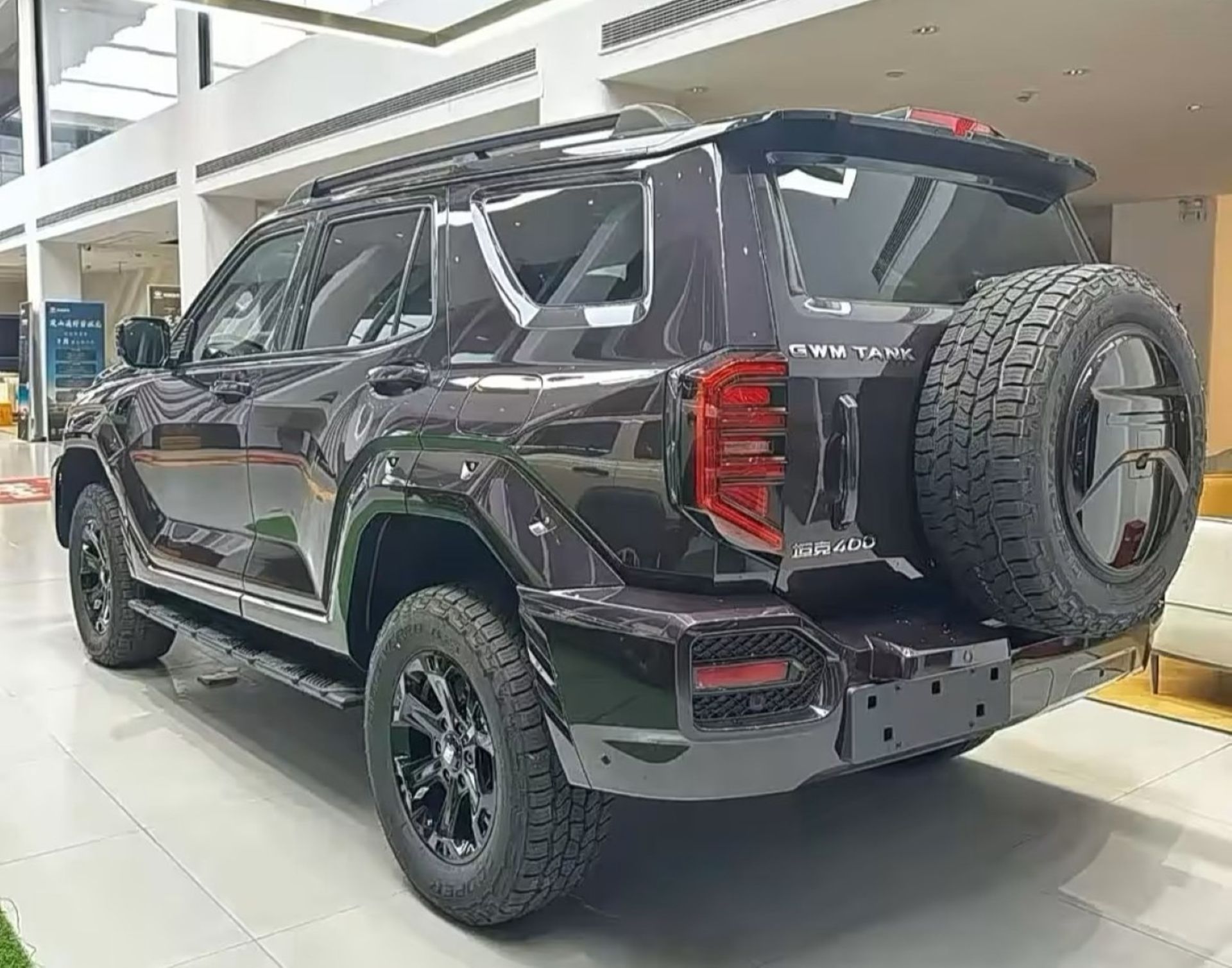 نمای سه‌چهارم عقب خودرو تانک ۴۰۰