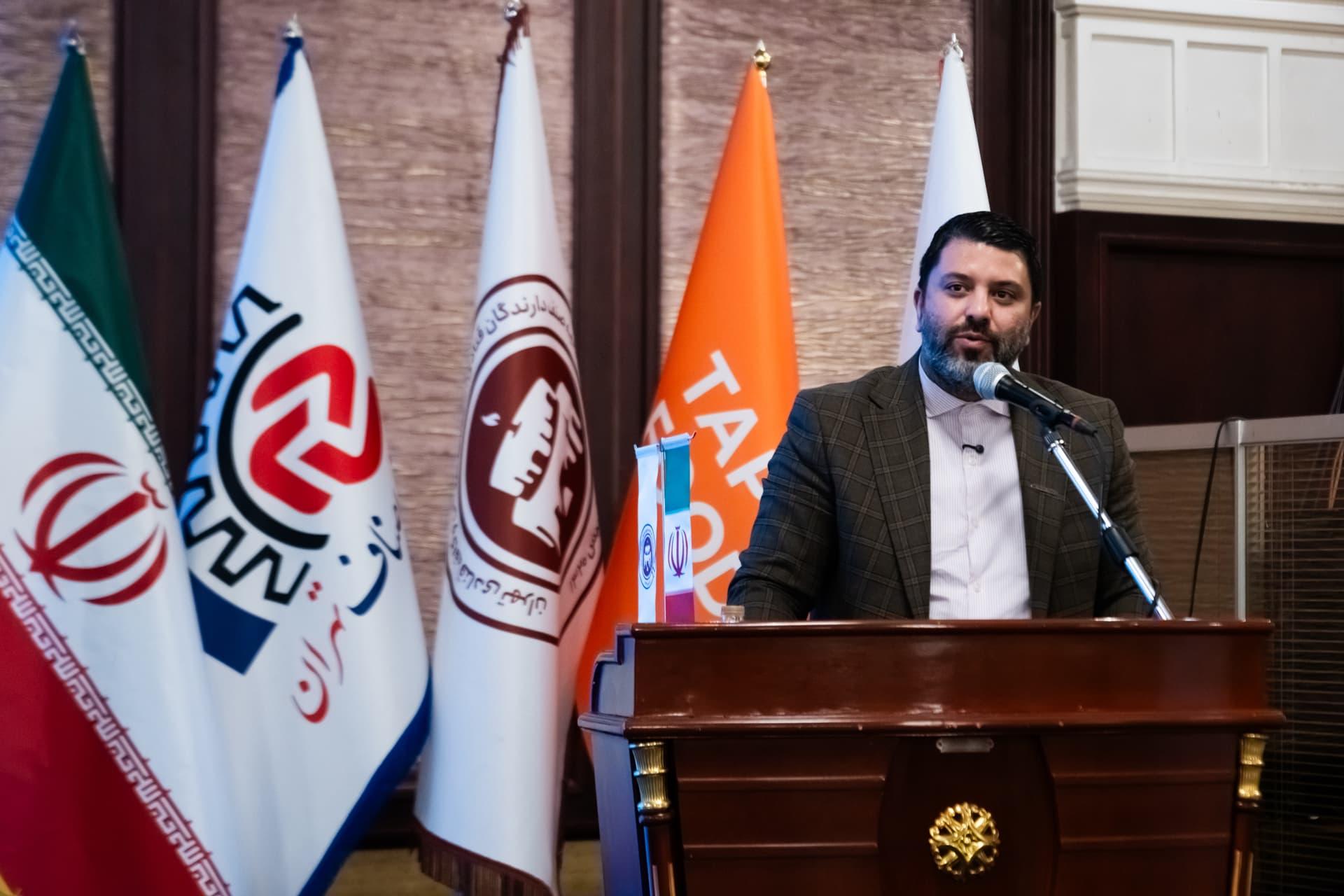 مدیرعامل تپسی فود در حال سخنرانی