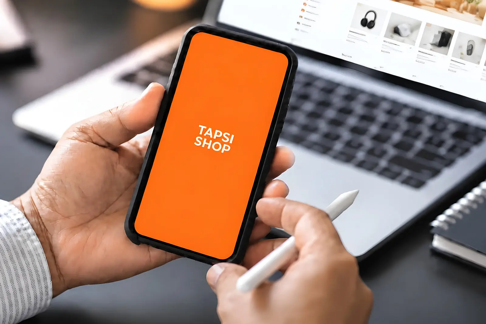نمایش لوگوی تپسی‌شاپ (Tapsi Shop) روی صفحه گوشی هوشمند