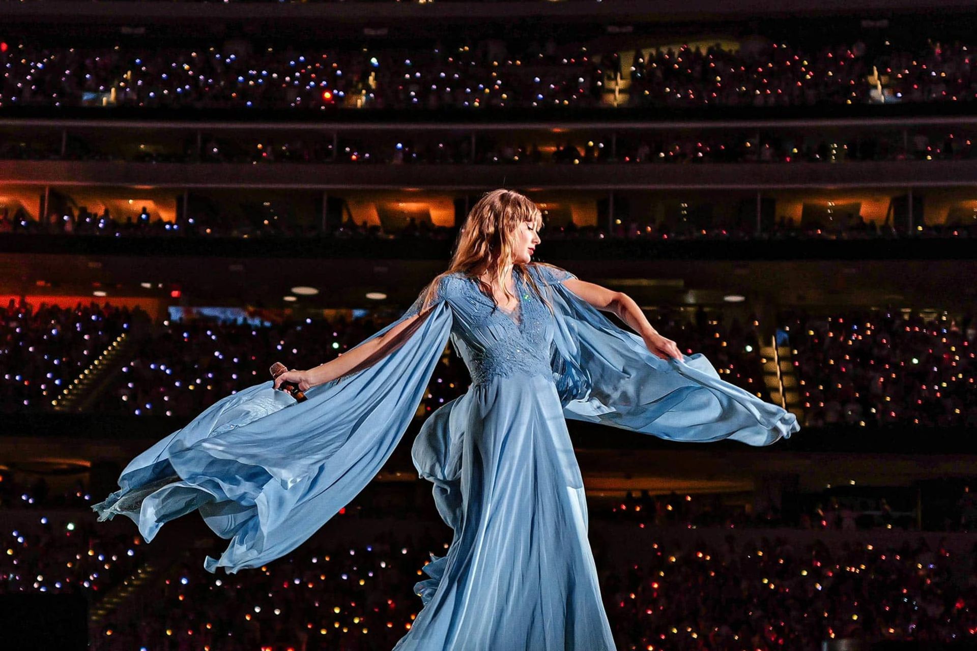 تیلور سوئیفت در حال اجرا Eras Tour با لباس آبی