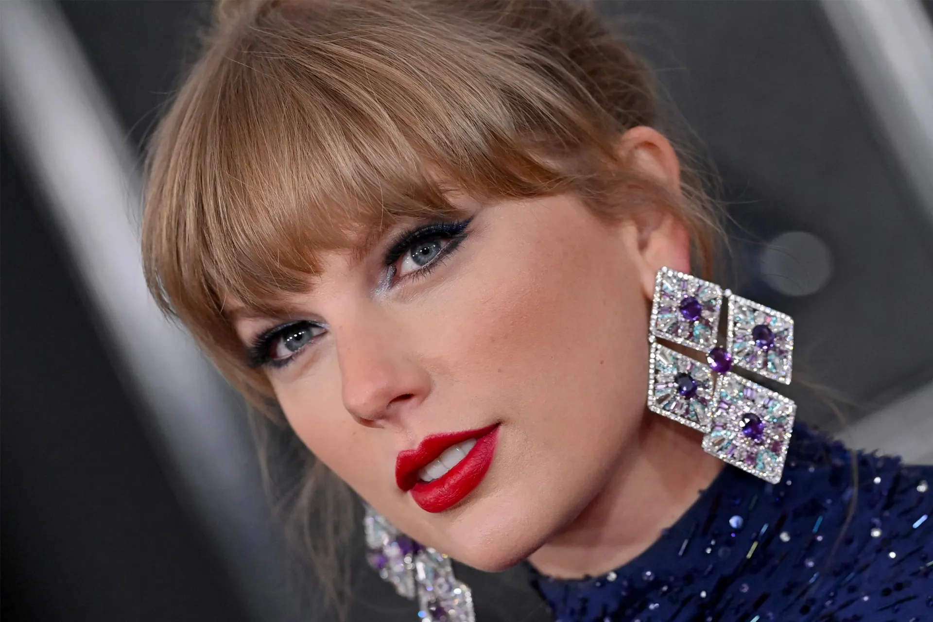 چهره تیلور سوییفت / Taylor Swift از نمای نزدیک با آرایش و موی چتری
