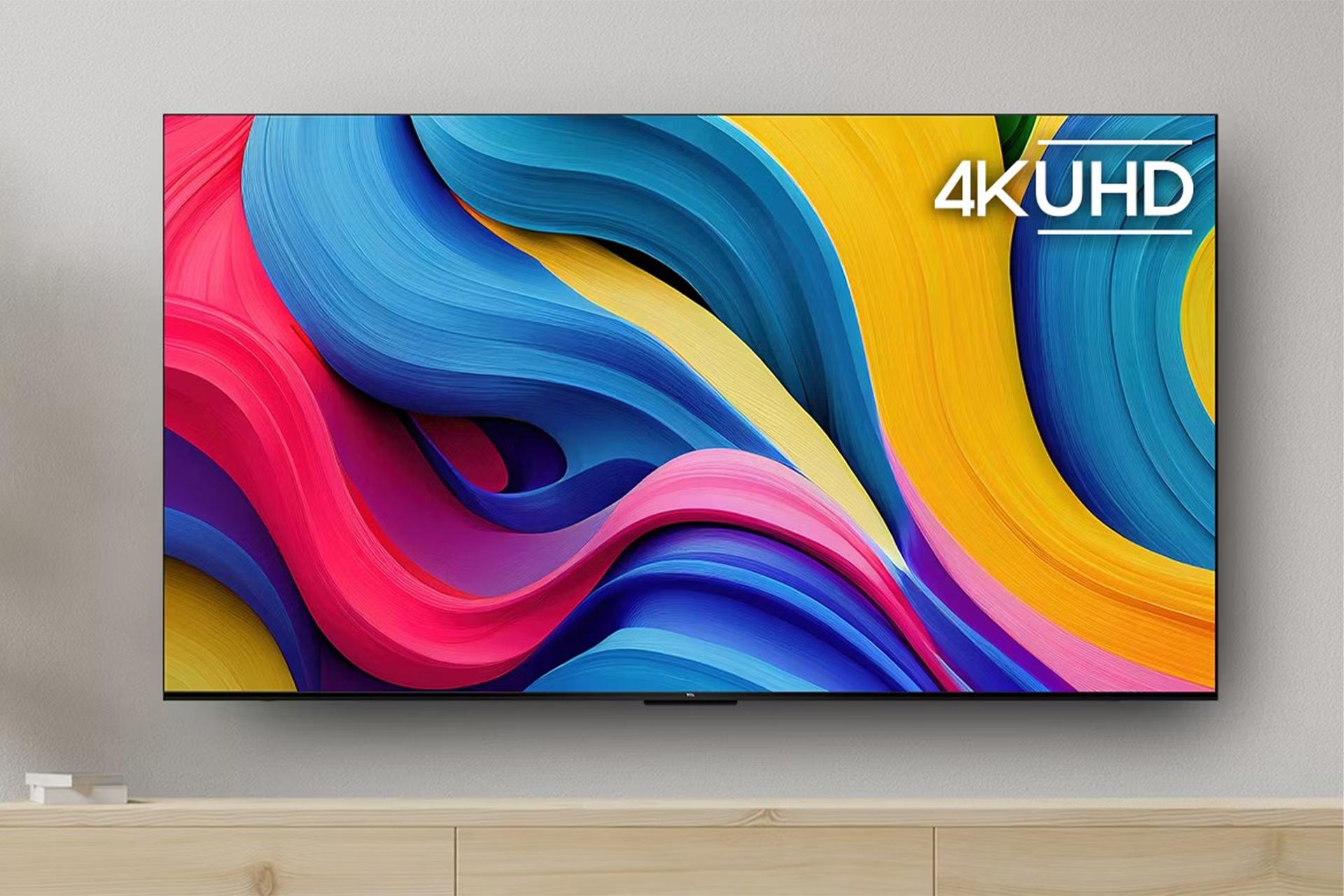 تلویزیون 4K تی‌سی‌ال روی دیوار درحال نمایش خطوط رنگی