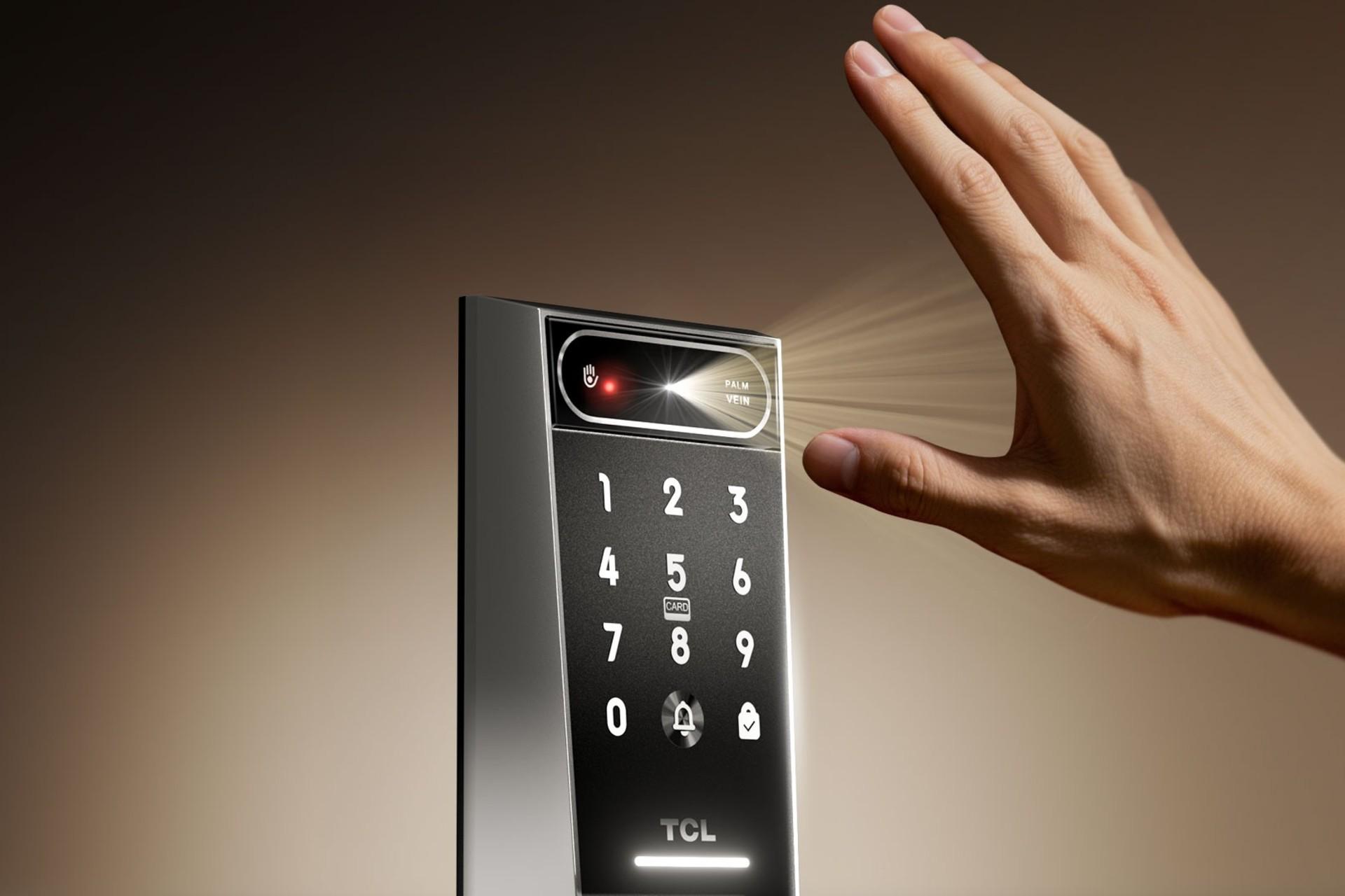 کف دست مقابل قفل هوشمند TCL
