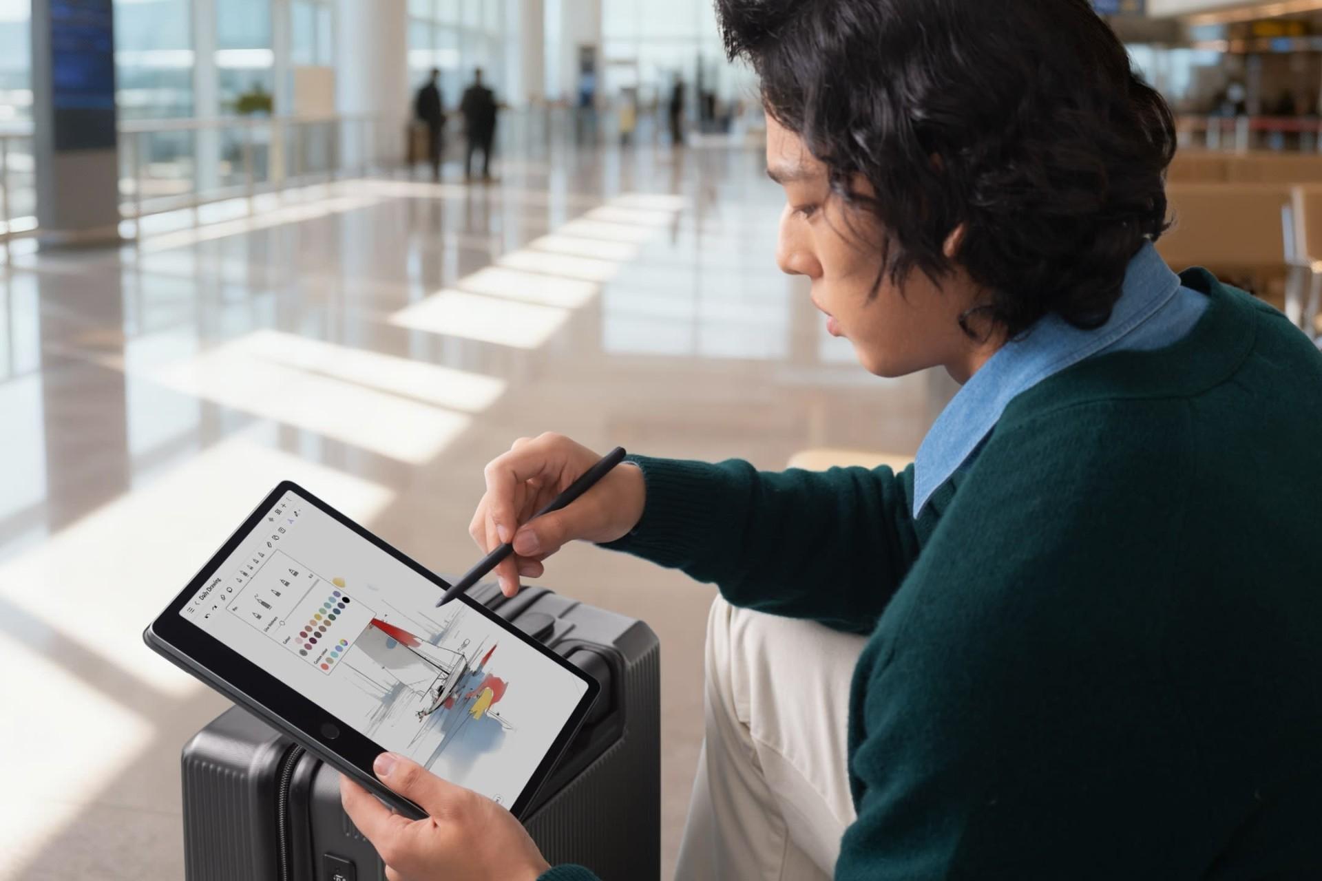 یک مرد جوان در حال کار با تبلت تی‌سی‌ال A1 NXTPAPER