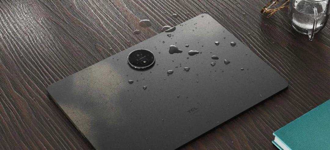 قطرات آب روی پنل پشت تبلت TCL NXTpaper