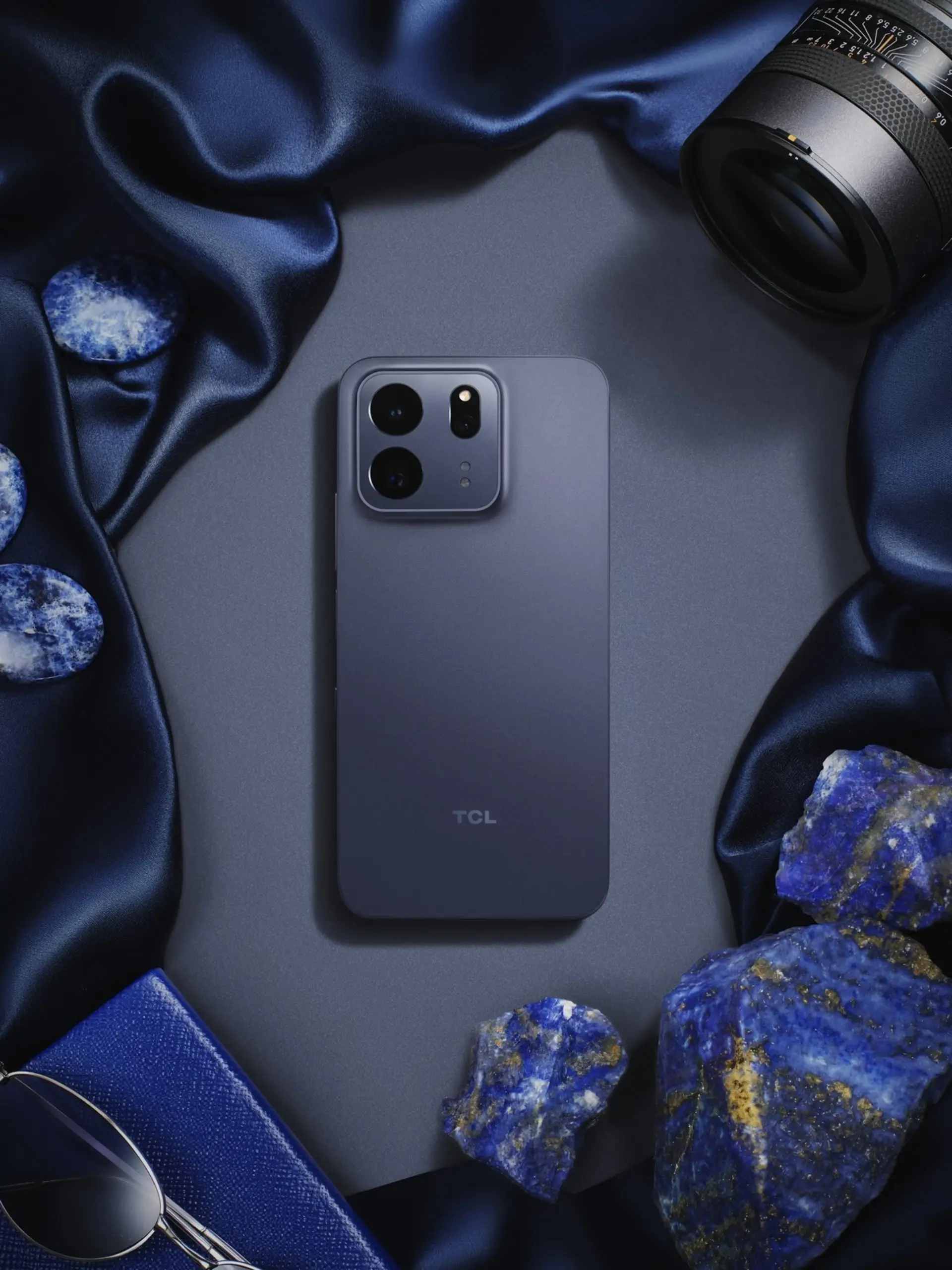 گوشی TCL P80 Ultra با بدنه مات و دوربین‌های سه‌گانه