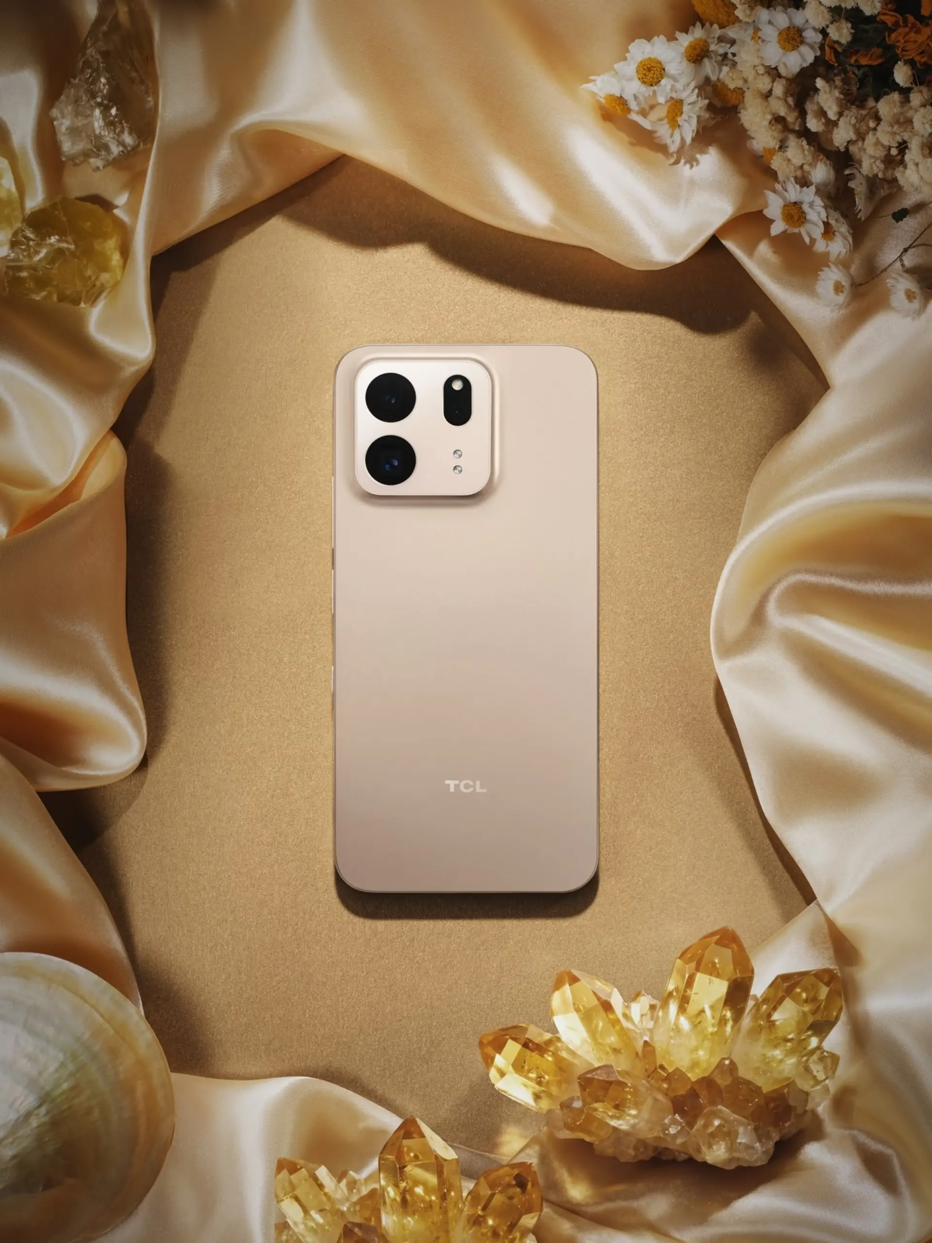 گوشی هوشمند TCL P80 Ultra با بدنه طلایی و دوربین‌های بزرگ