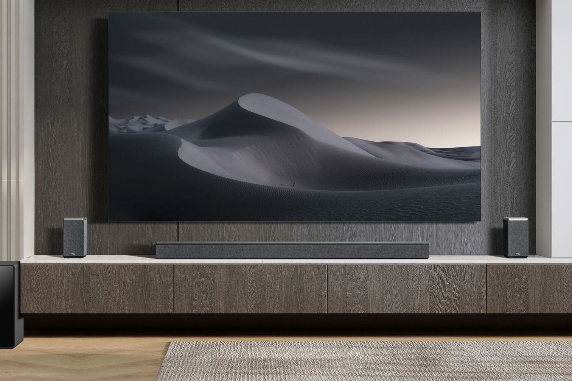 ساندبار Q85H روی میز و تلویزیون TCL QM851G نصب شده روی دیوار یک اتاق مدرن