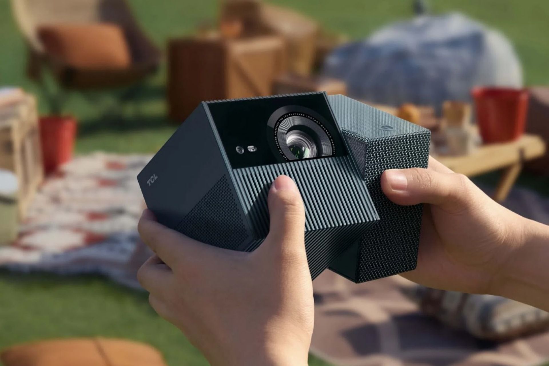 پروژکتور PlayCube در دست کاربر