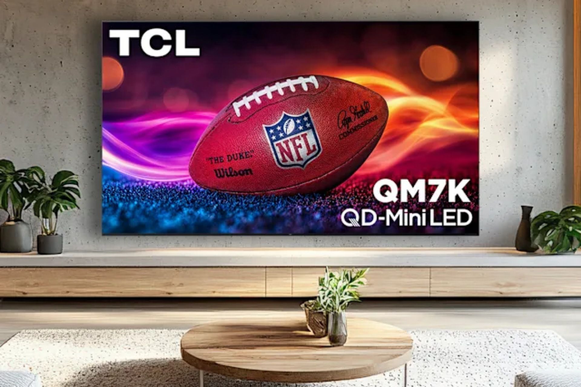 تلویزیون QM7K شرکت TCL روی دیوار