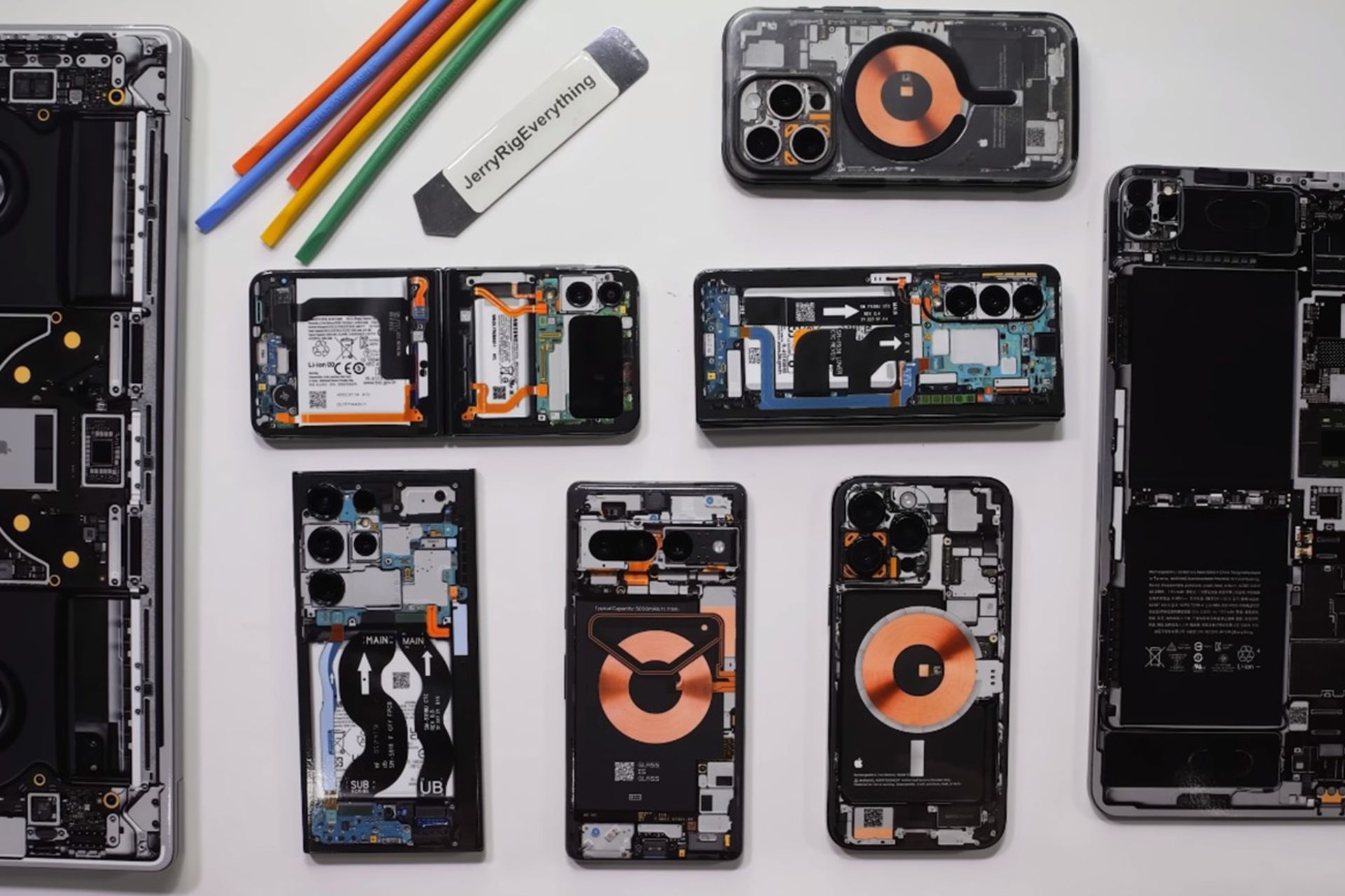 تعدادی قاب و برچسب گوشی با تم کالبدشکافی