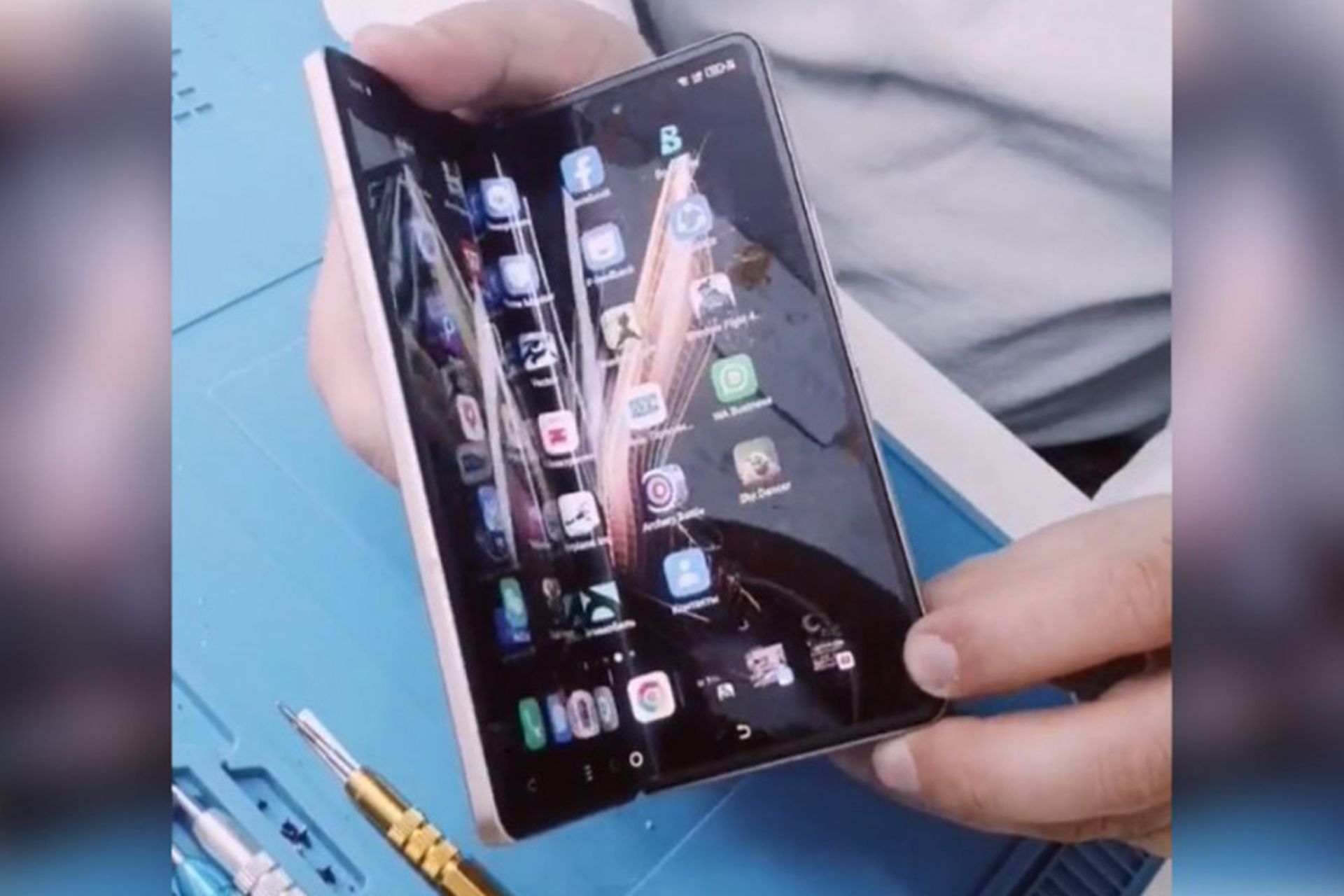 ویدیوی هندزآن گوشی تاشدنی Phantom V Fold تکنو