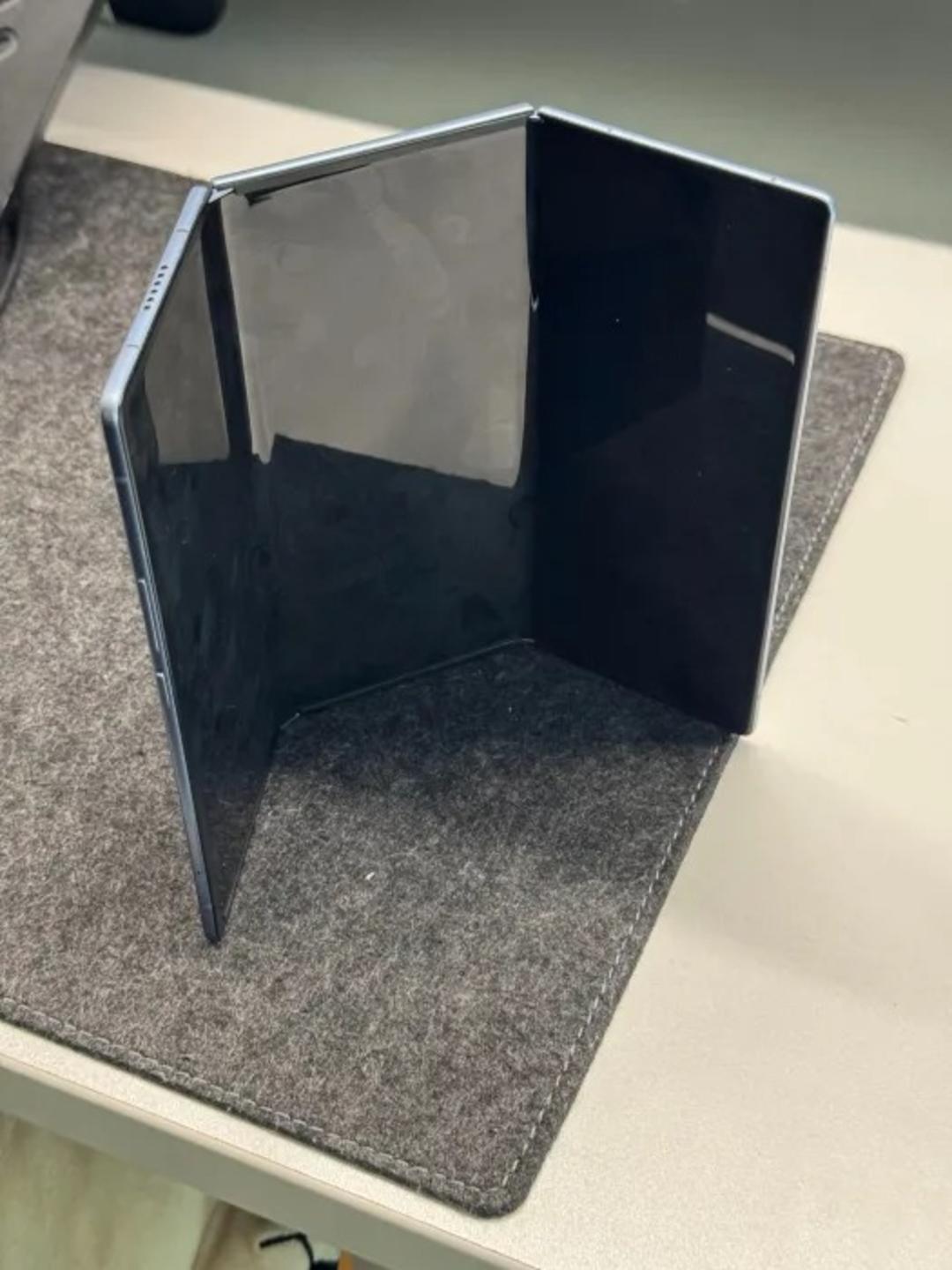 نمایشگر گوشی تاشدنی سه‌تکه‌ی Phantom Ultimate G Fold Concept تکنو
