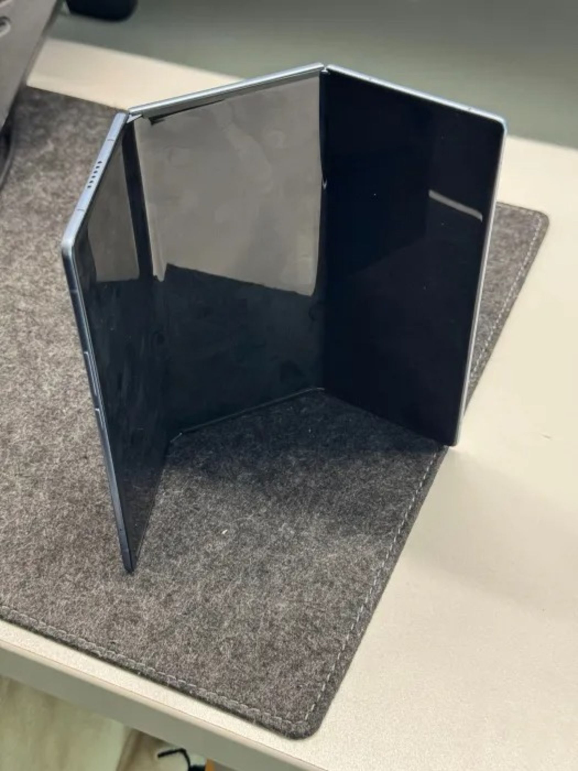 نمایشگر گوشی تاشدنی سه‌تکه‌ی Phantom Ultimate G Fold Concept تکنو