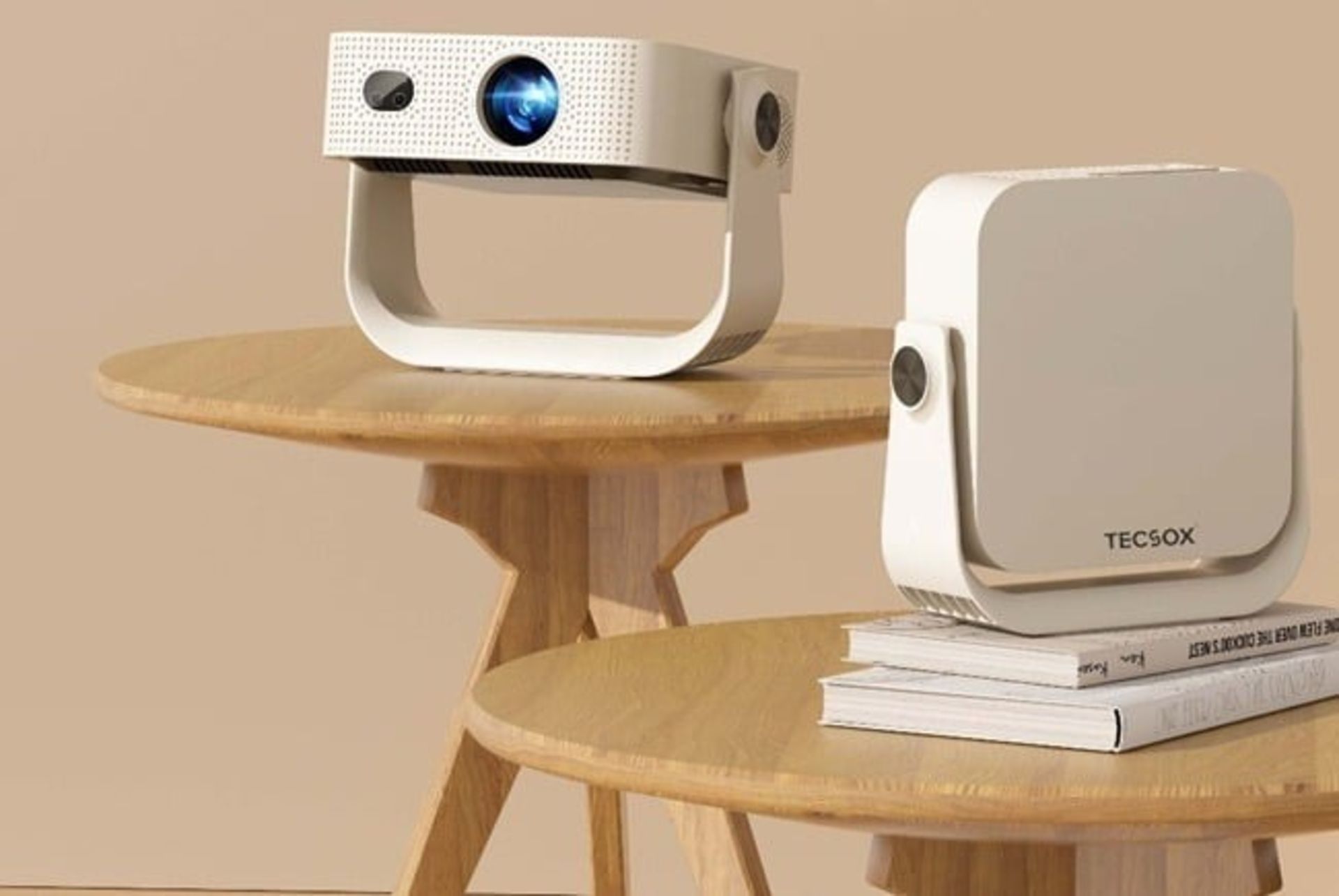 پروژکتور کوچک سفید روی میز چوبی