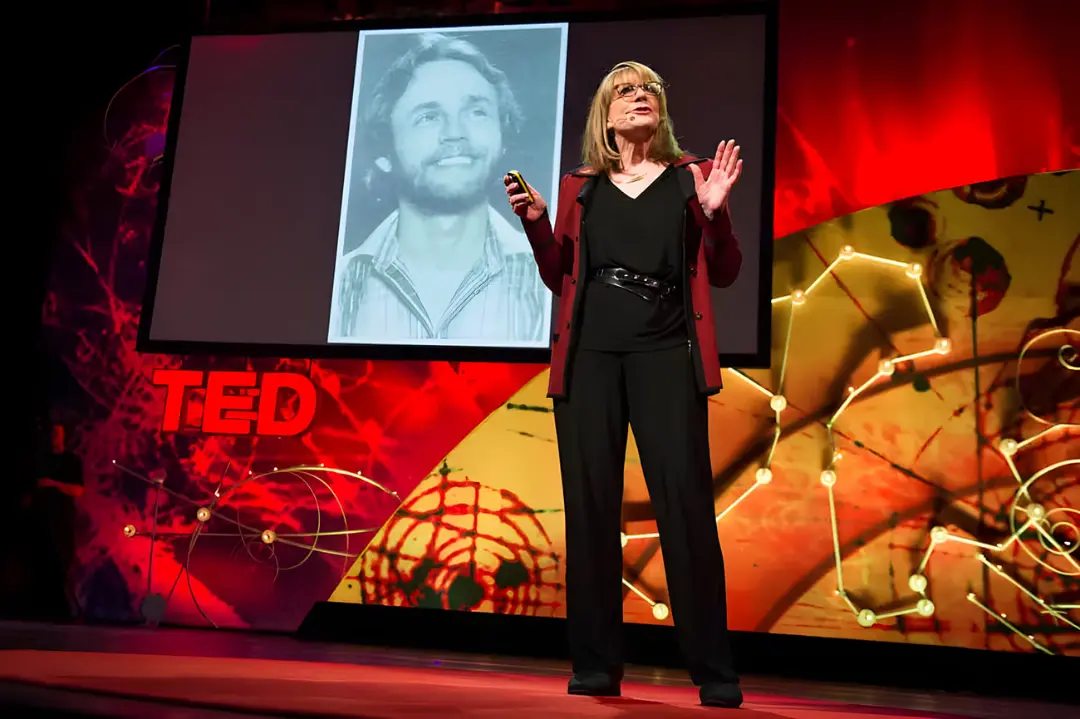 سخنرانی زن در تِد (TED) در مقابل تصویری سیاه و سفید از یک مرد