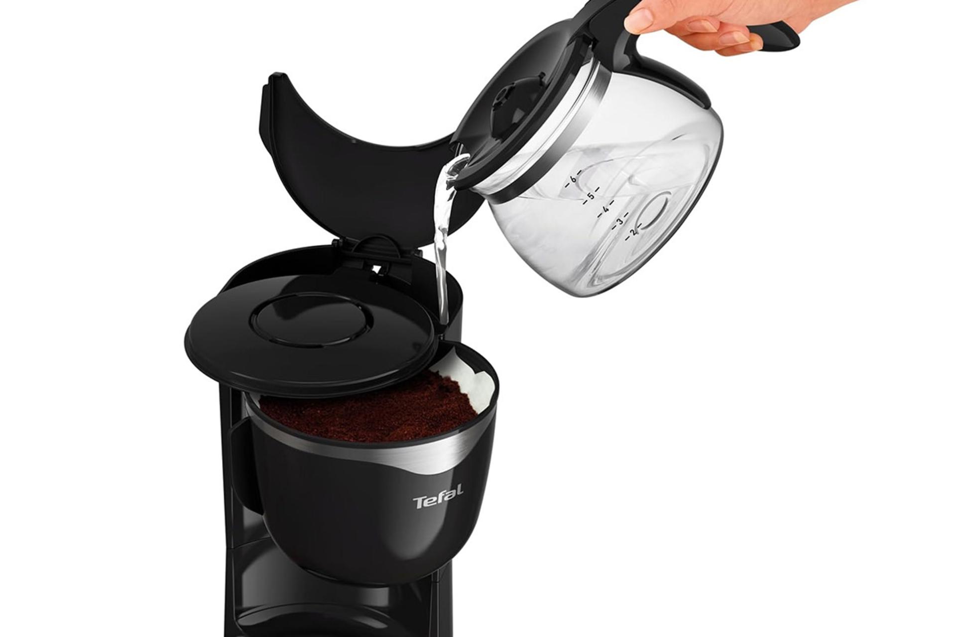 قهوه ساز تفال Tefal CM340 در حال پر شدن با آب