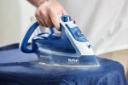 اتو بخار تفال Tefal FV5735 در دست روی میز