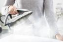اتو بخار تفال Tefal SV8130 در دست بخاردهی به لباس