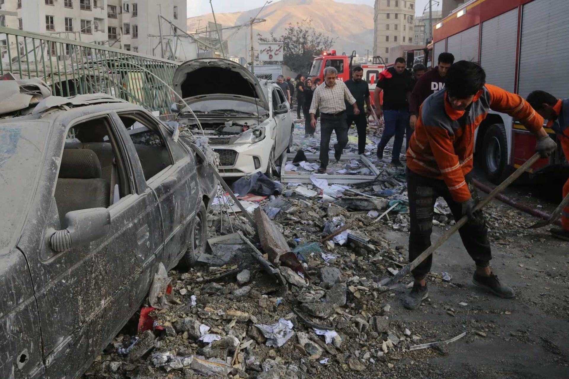 کارگر شهرداری درحال آواربرداری بقایا پس از بمباران تهران