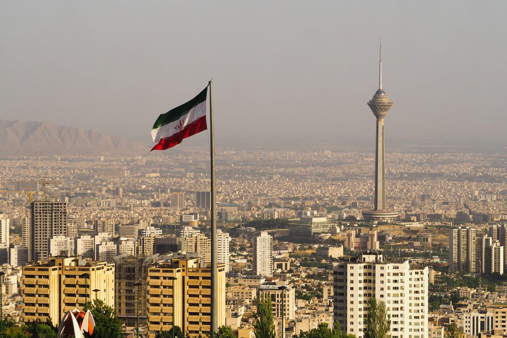 پرچم ایران از نمای شهر تهران با برج میلاد