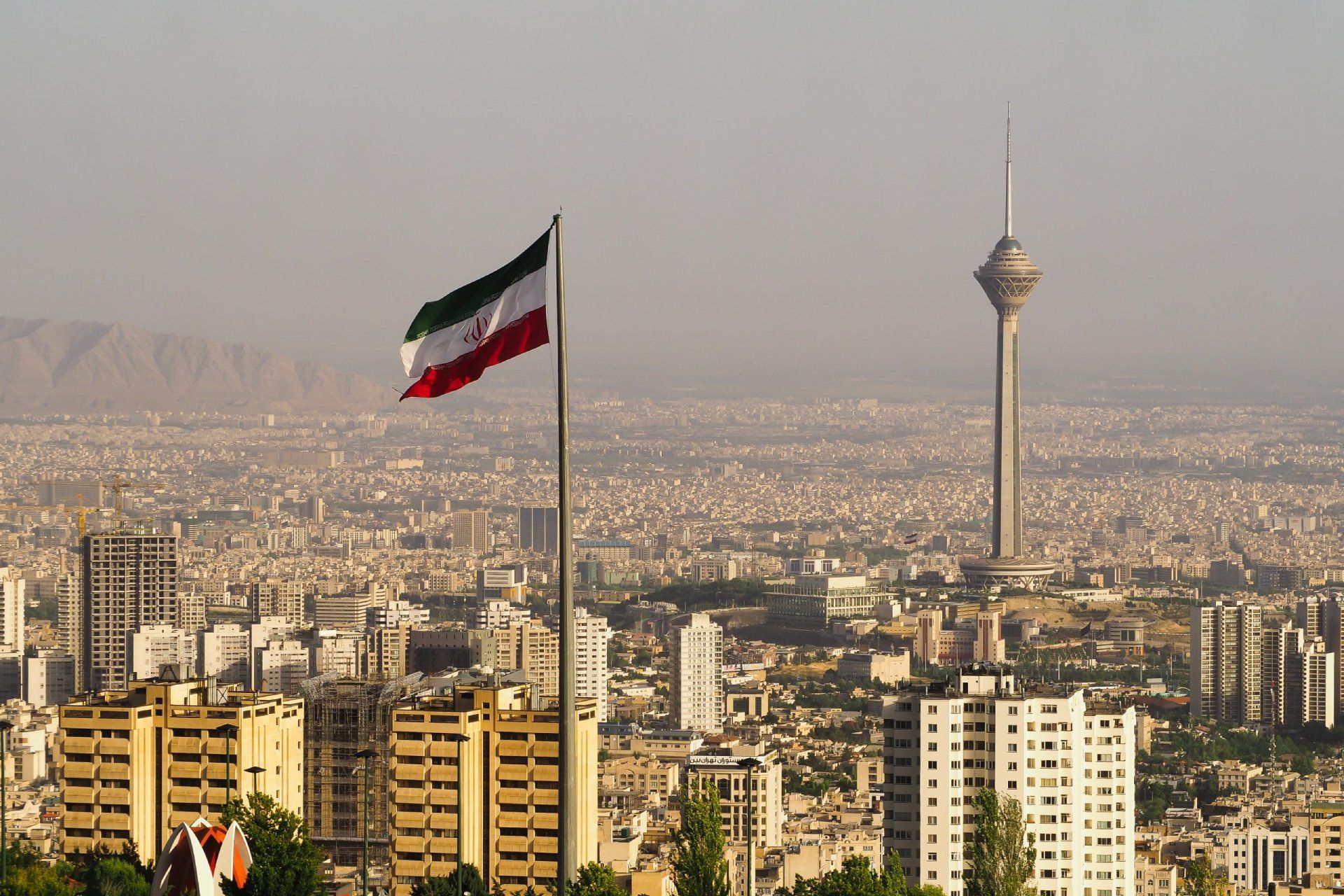 پرچم ایران از نمای شهر تهران با برج میلاد