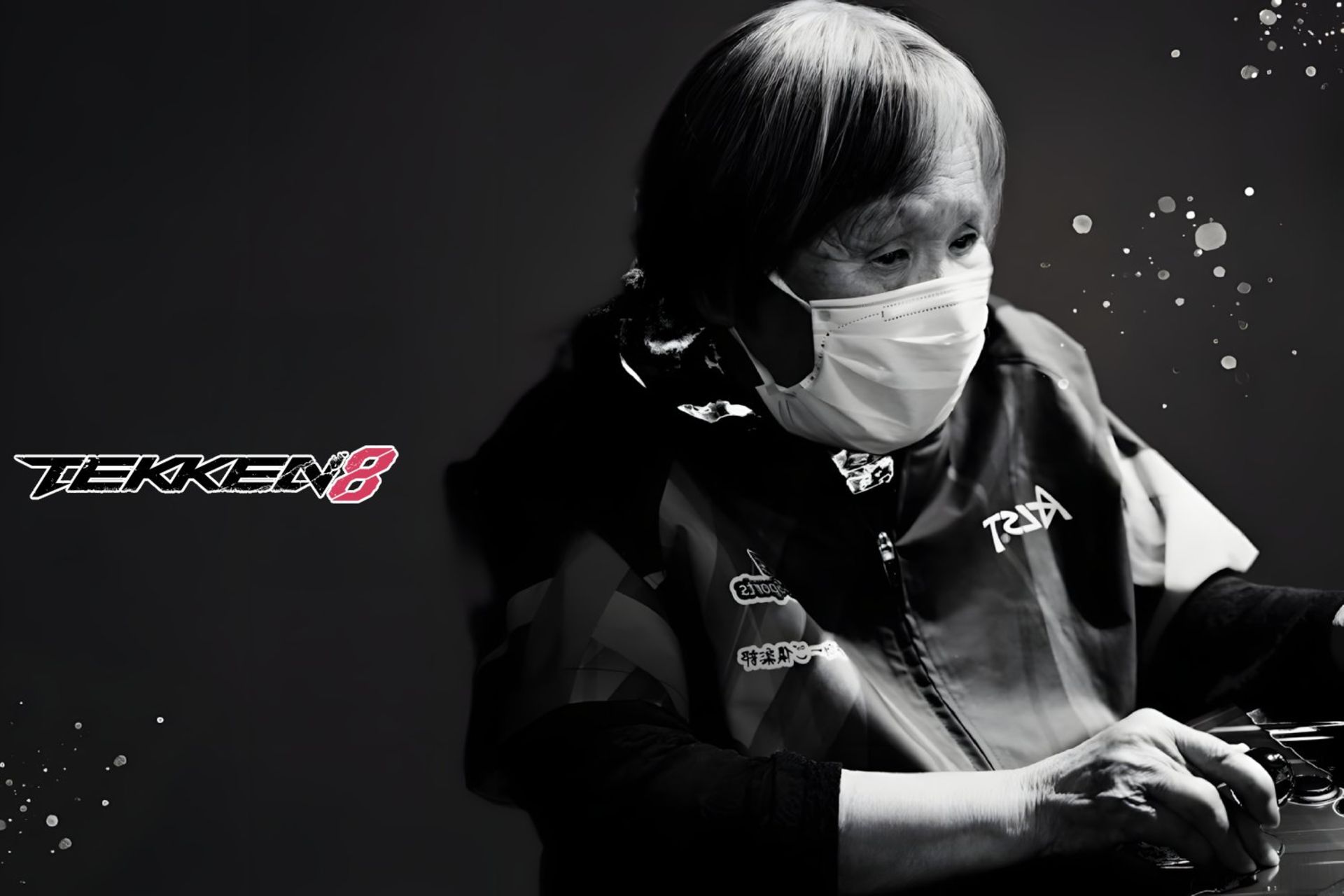 پیرزن درحال بازی تکن ۸