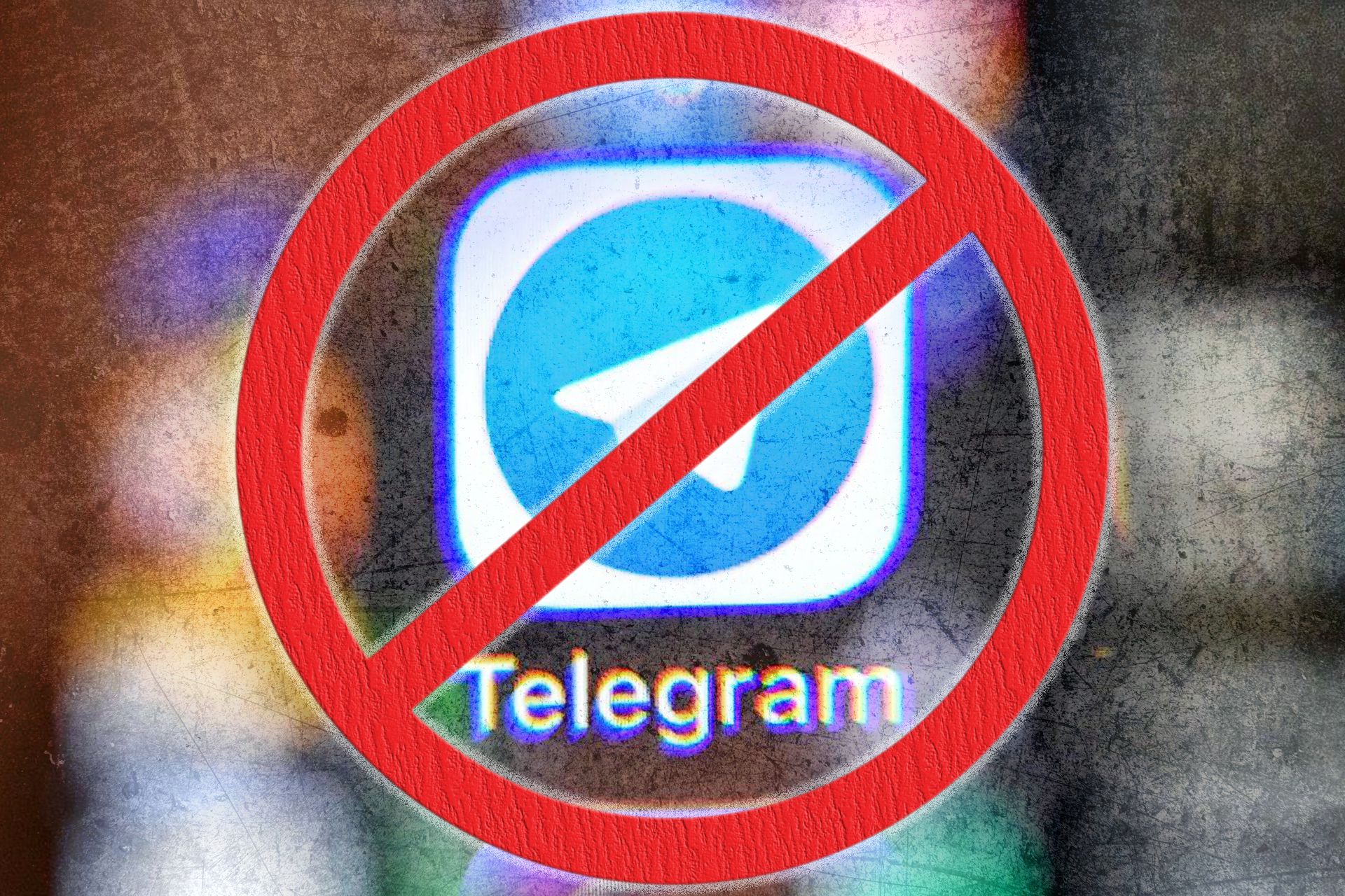  آیکون تلگرام در گوشی که روی آن علامت مسدود شدن قرار گرفته